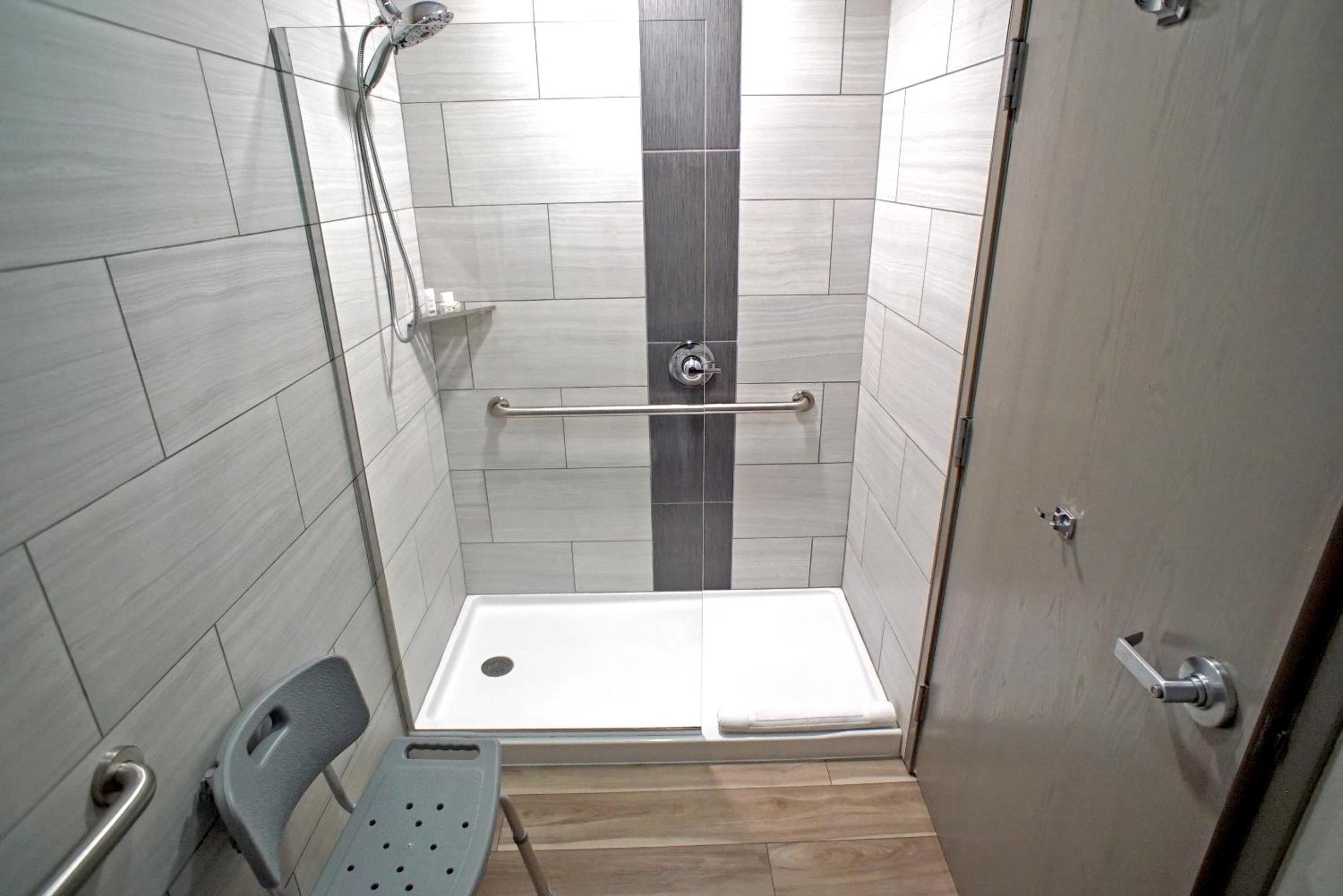 King Room with Roll-in Shower - Mobility Access/Non-Smoking - Photo 13