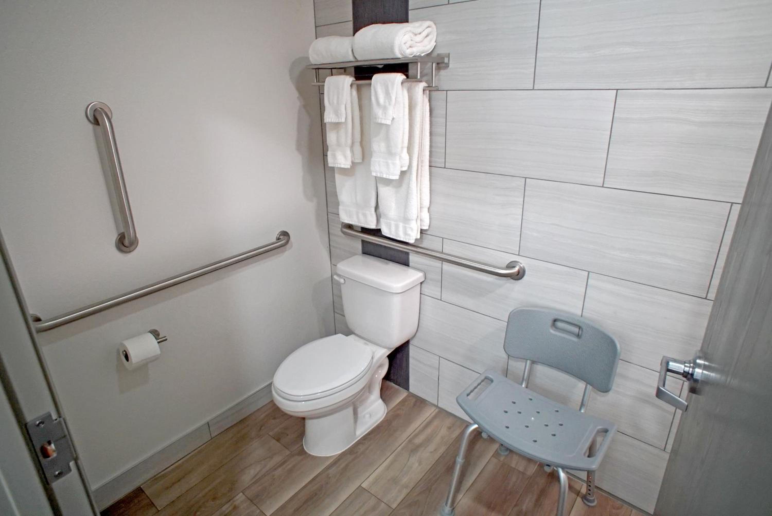 King Room with Roll-in Shower - Mobility Access/Non-Smoking - Photo 2