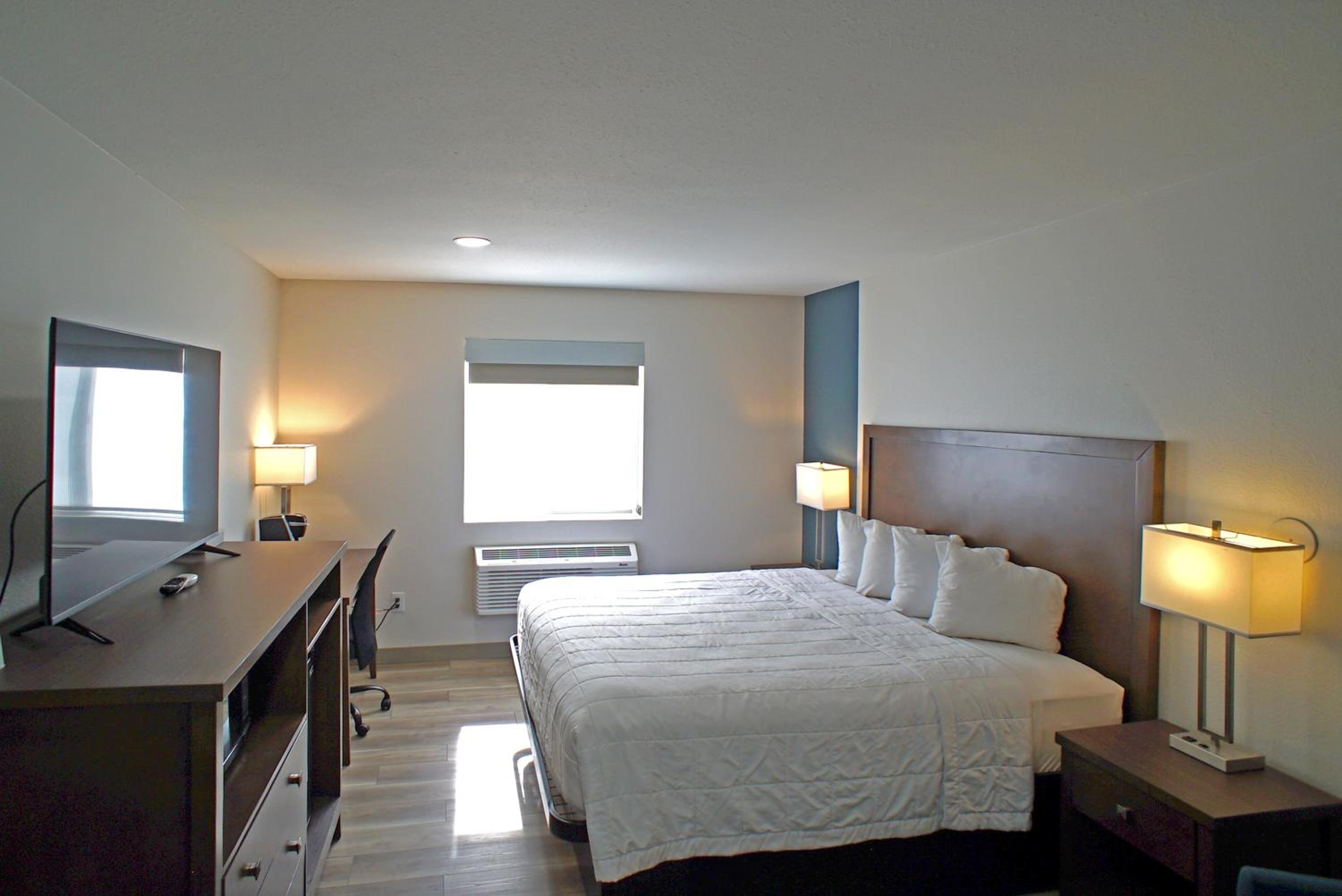 King Room with Roll-in Shower - Mobility Access/Non-Smoking - Photo 5
