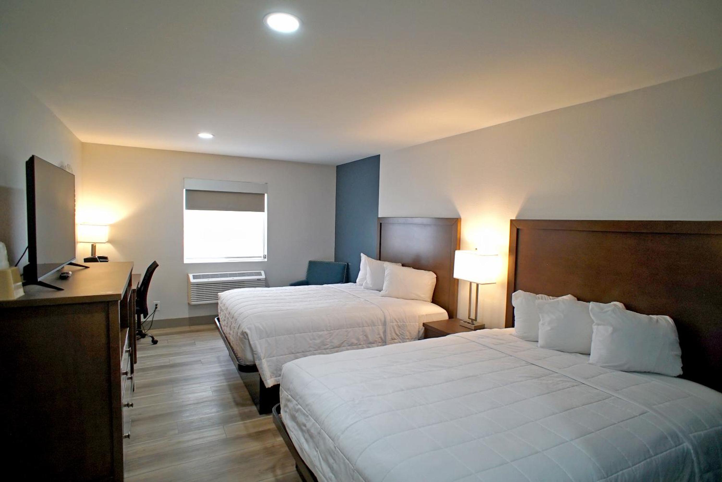 Queen Room with Two Queen Beds - Non-Smoking - Photo 12