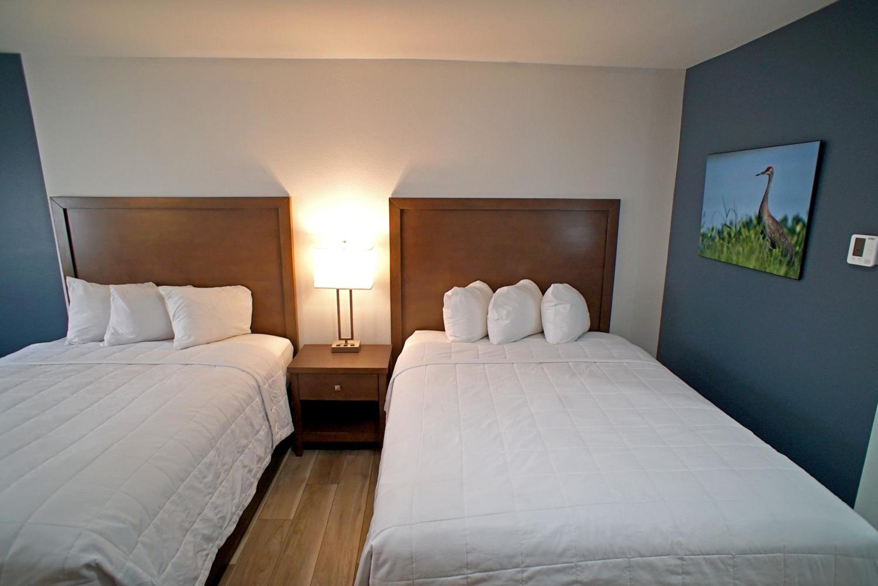 Queen Room with Two Queen Beds - Non-Smoking - Photo 7