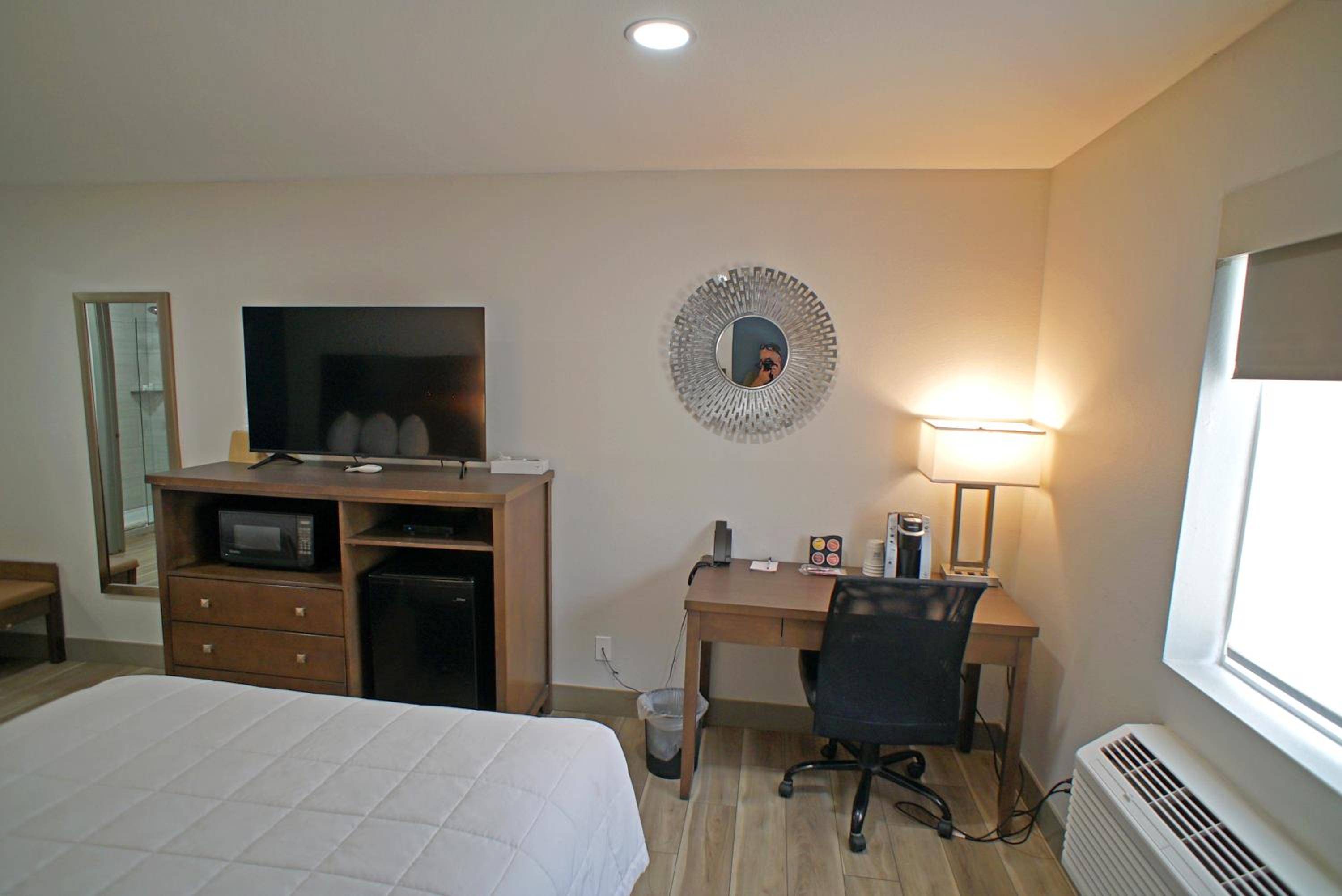 Queen Room with Two Queen Beds - Non-Smoking - Photo 3