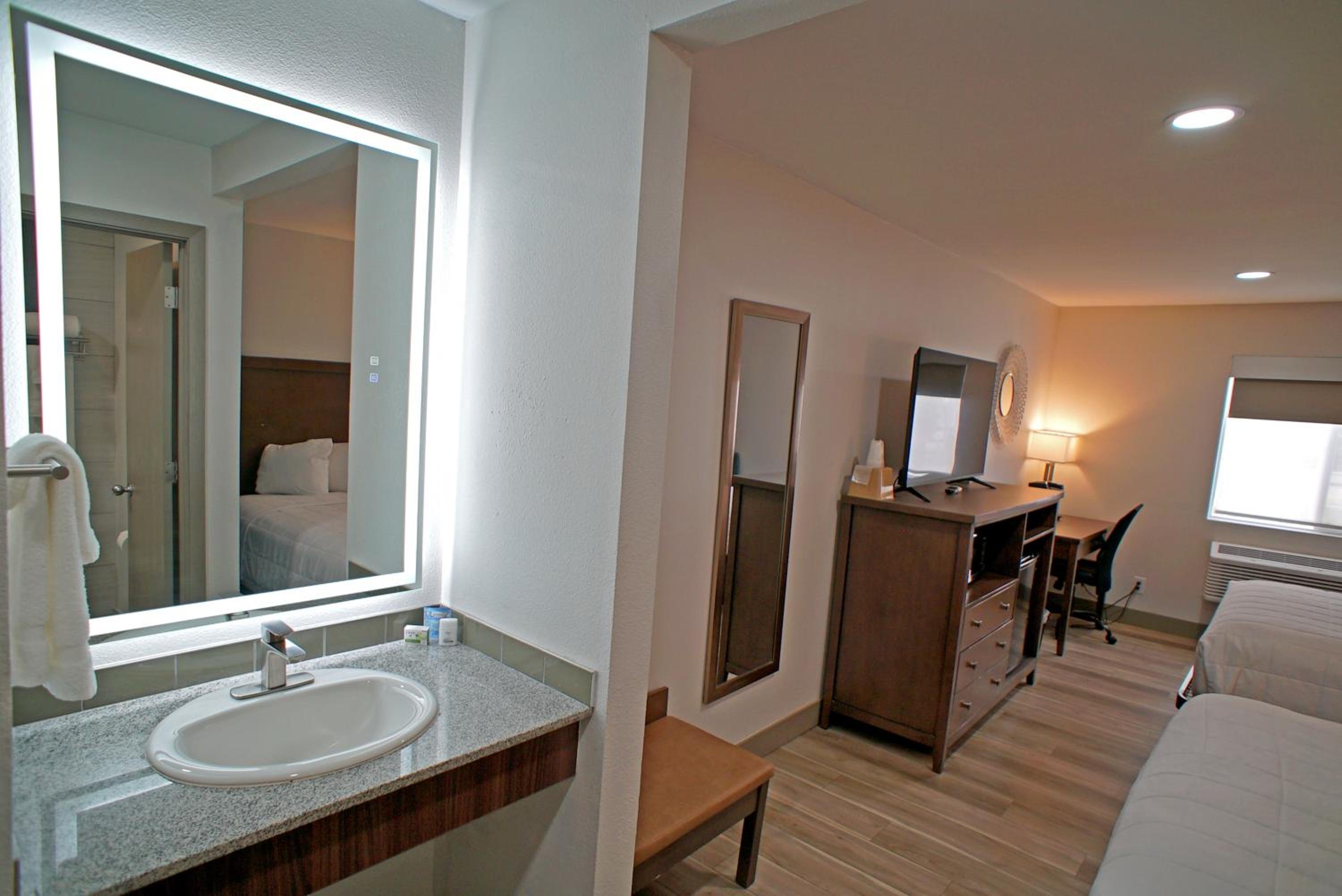 Queen Room with Two Queen Beds - Non-Smoking - Photo 4