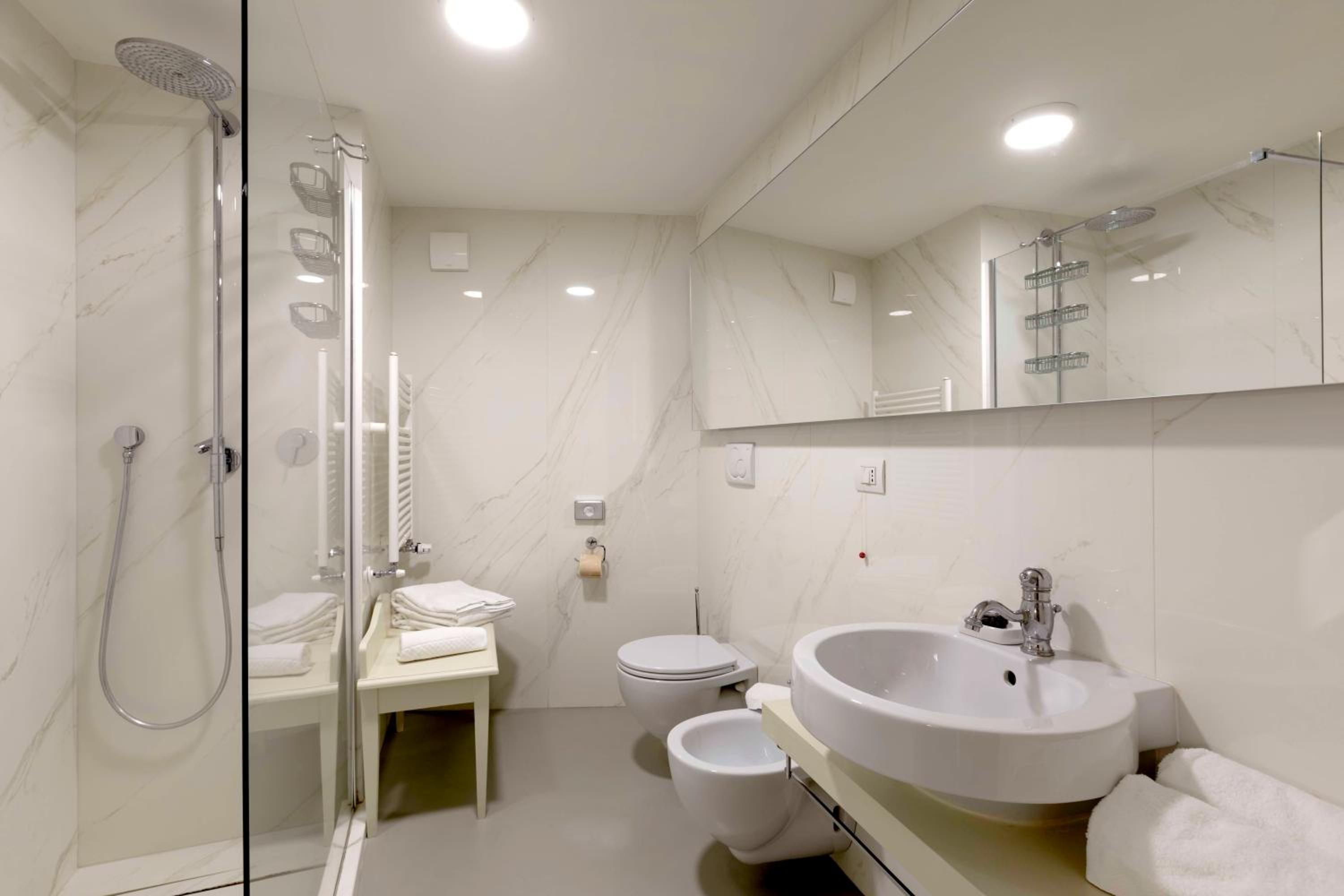  Double Room with City View - Photo 3