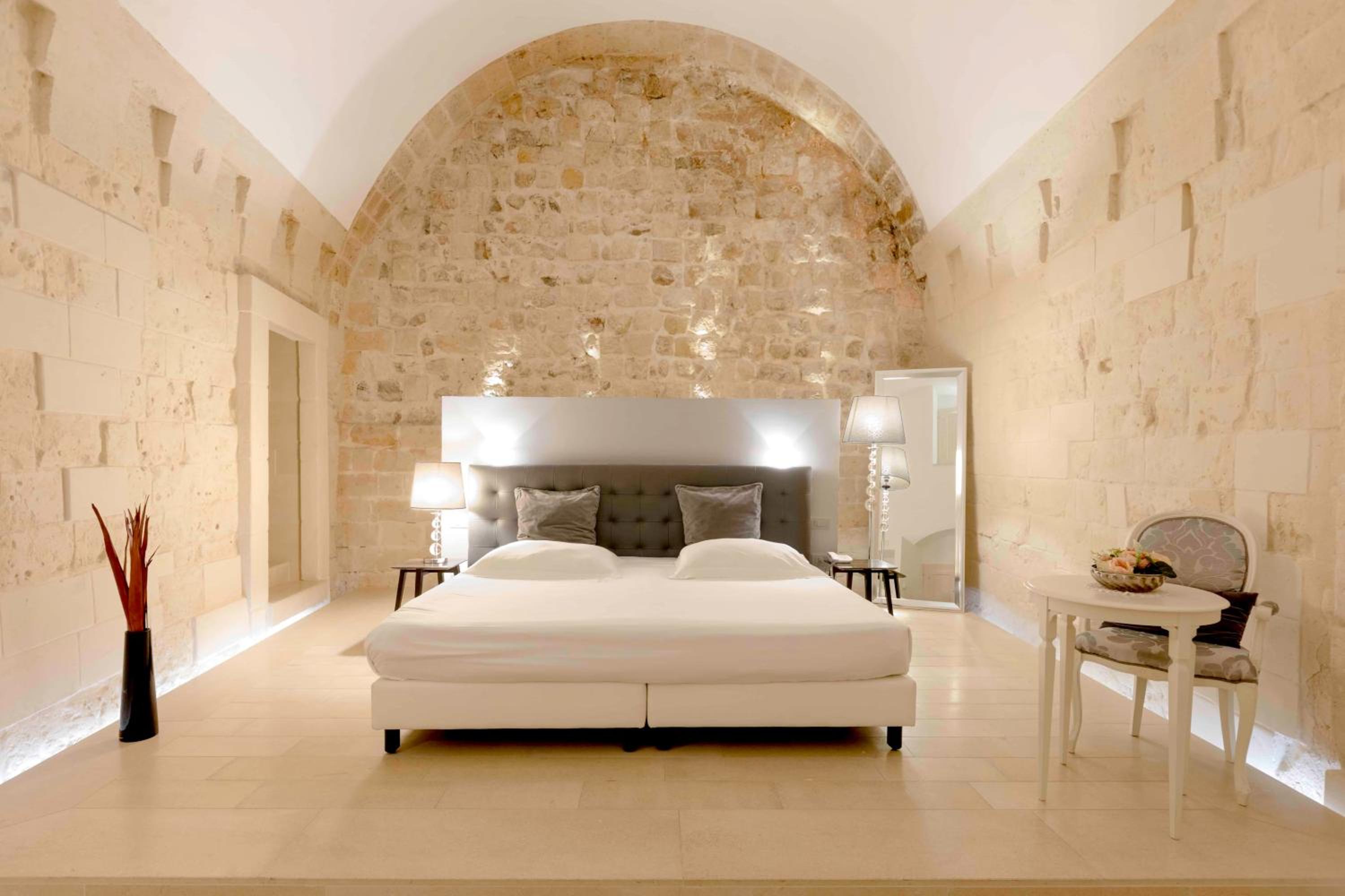 Large Double Room With City view - Photo 7