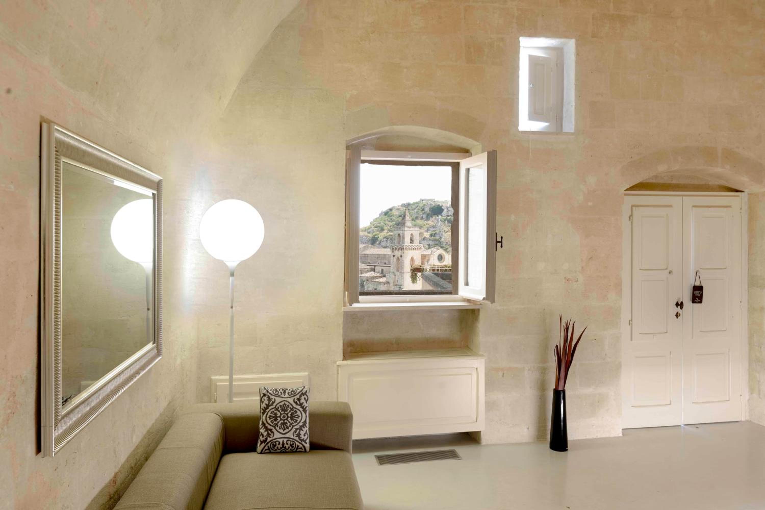 Large Double Room With City view - Photo 11