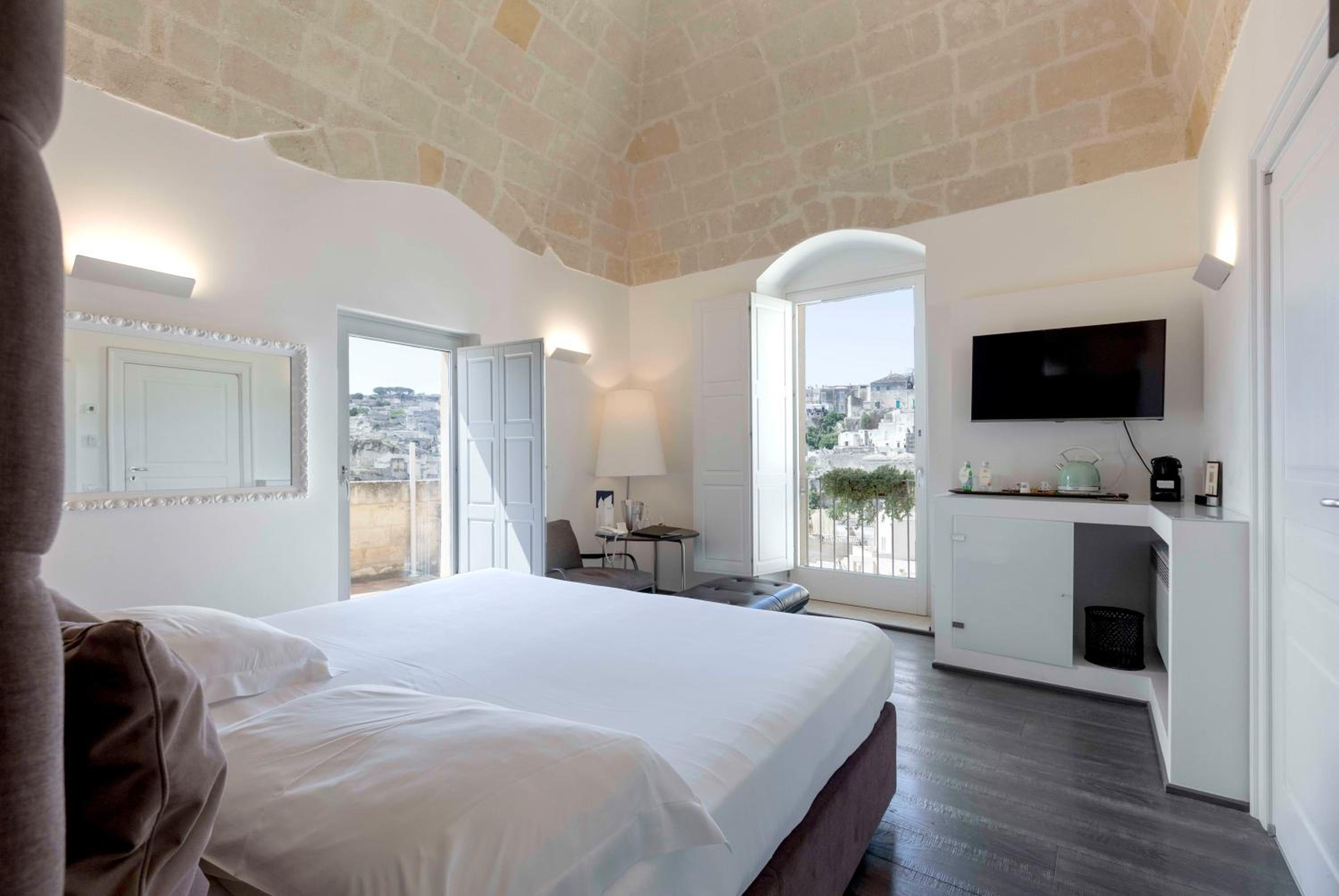 Large Double Room With City view - Photo 4