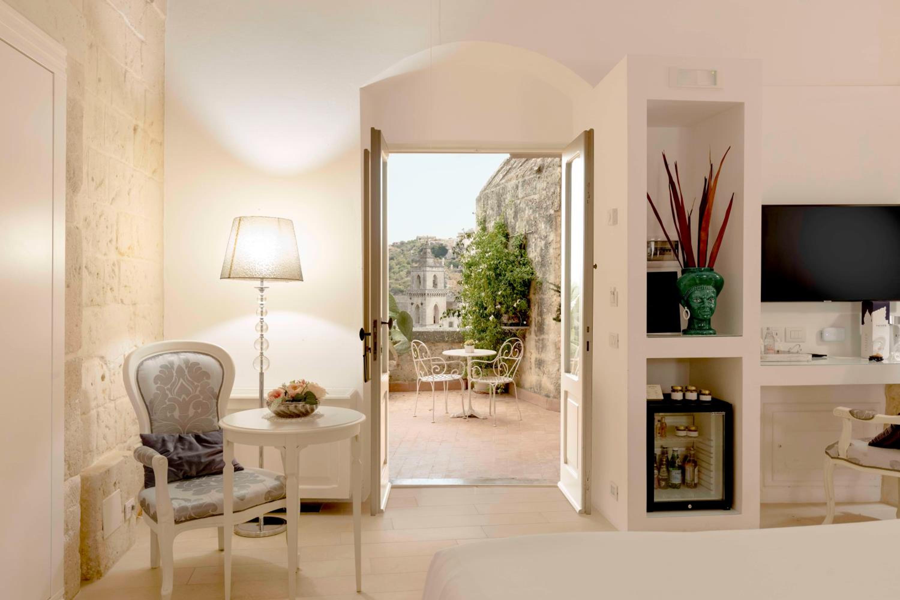 Large Double Room With City view - Photo 8
