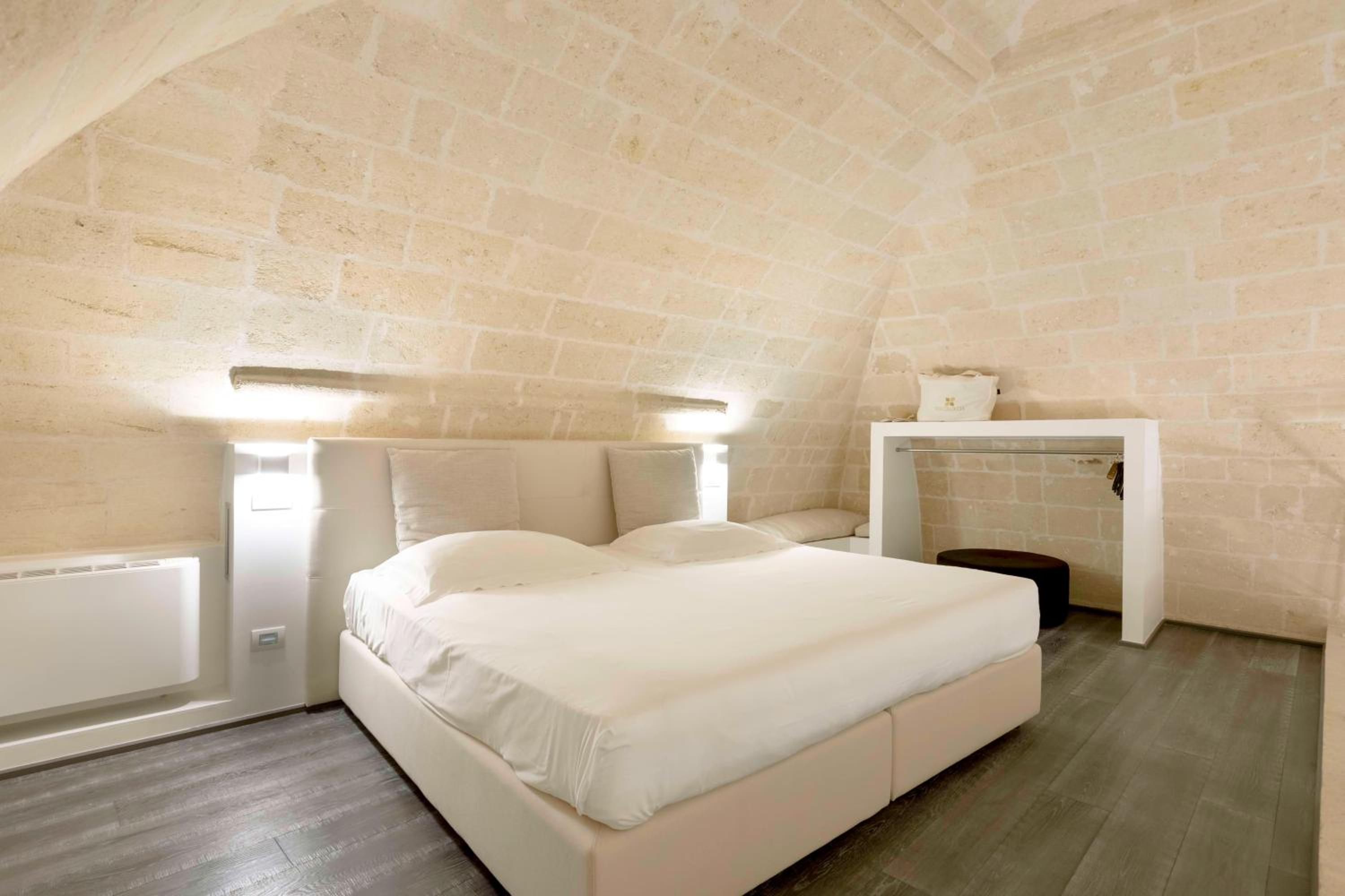 Large Double Room With City view - Photo 15