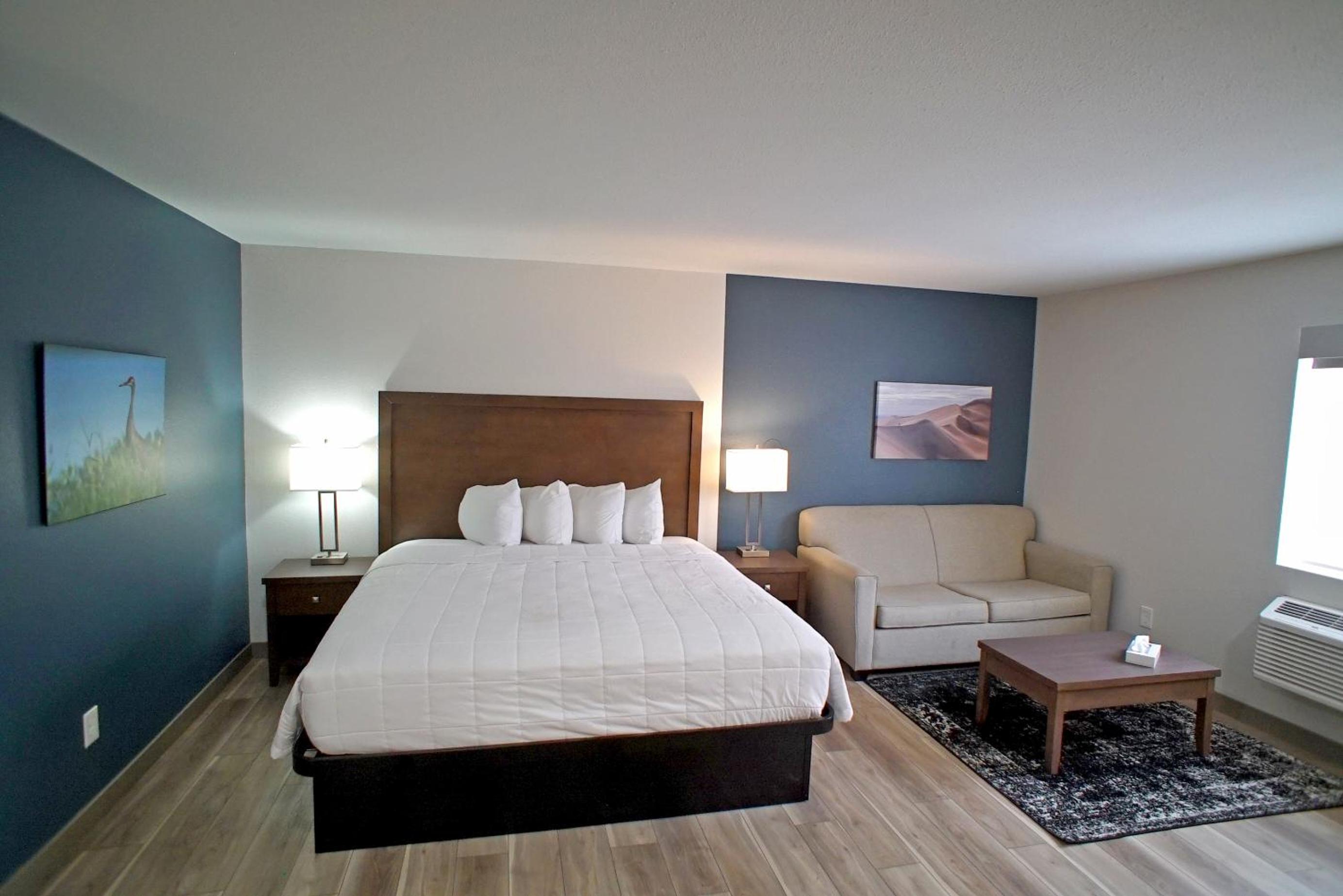 King Suite - Non-Smoking - Photo 6