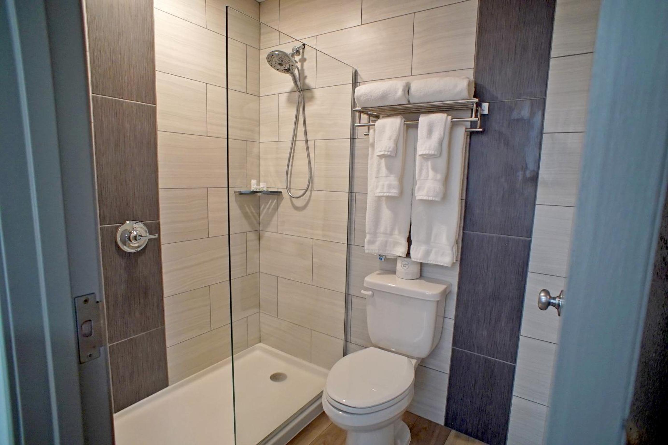 King Suite - Non-Smoking - Photo 8