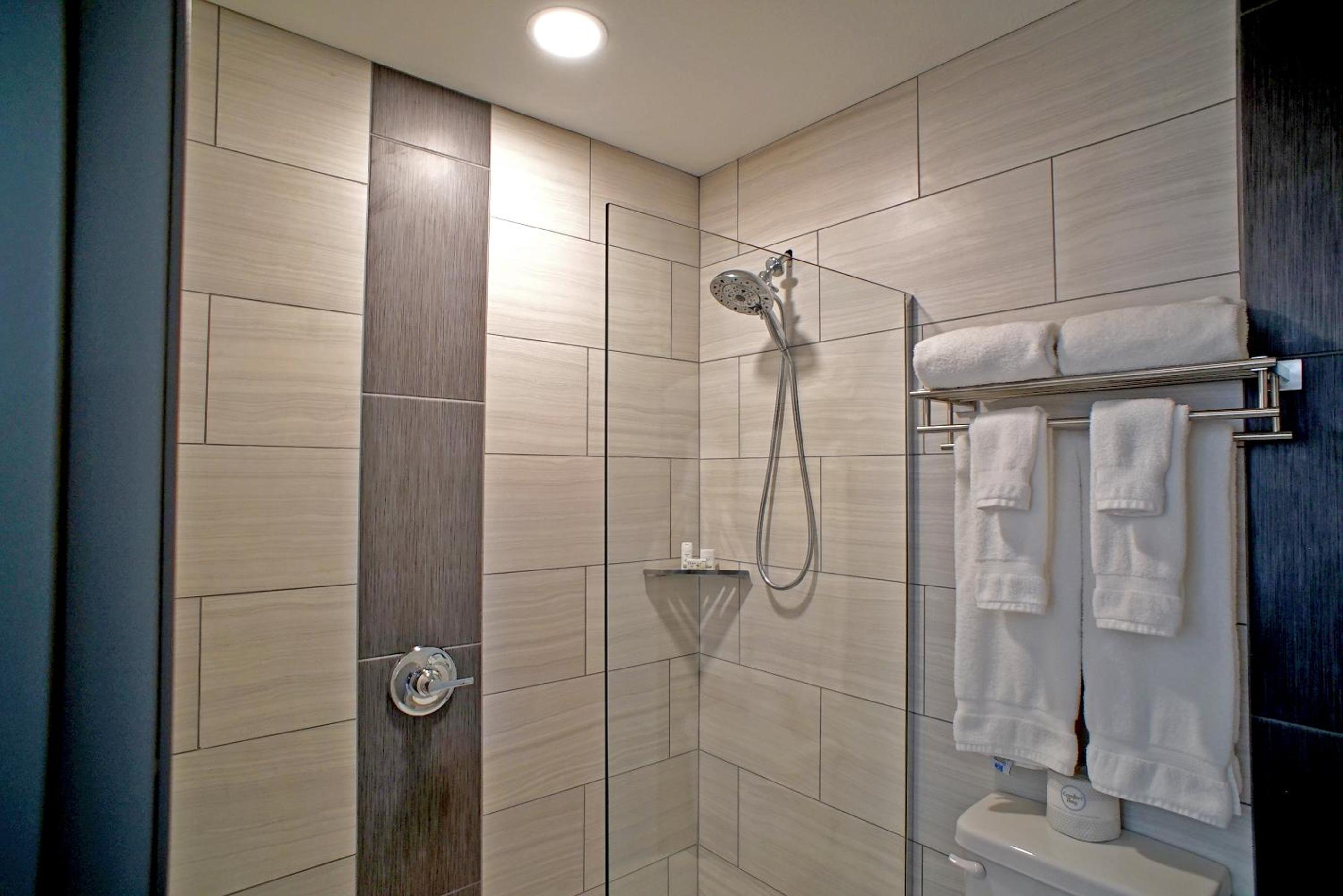 King Suite - Non-Smoking - Photo 3
