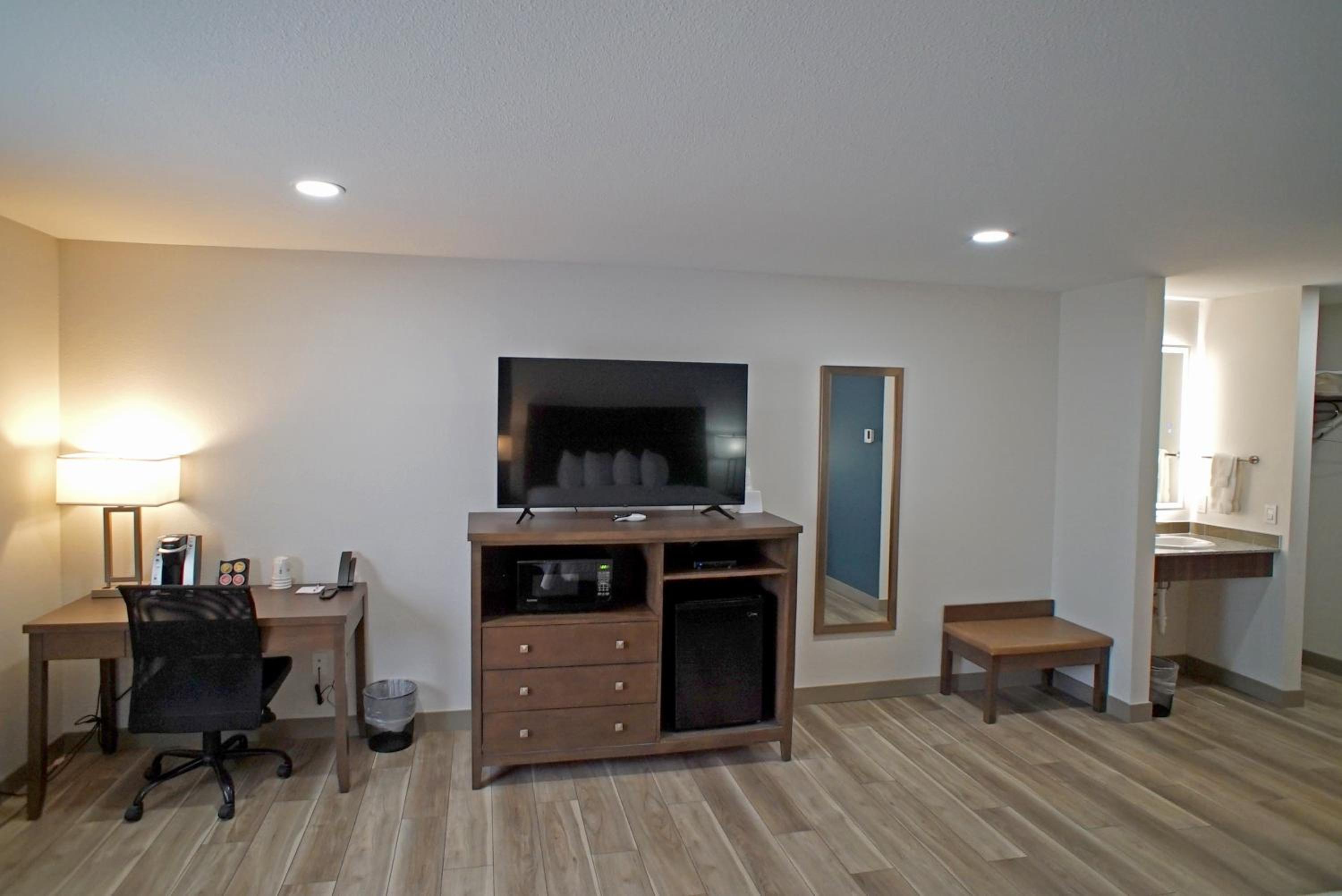 King Suite - Non-Smoking - Photo 4