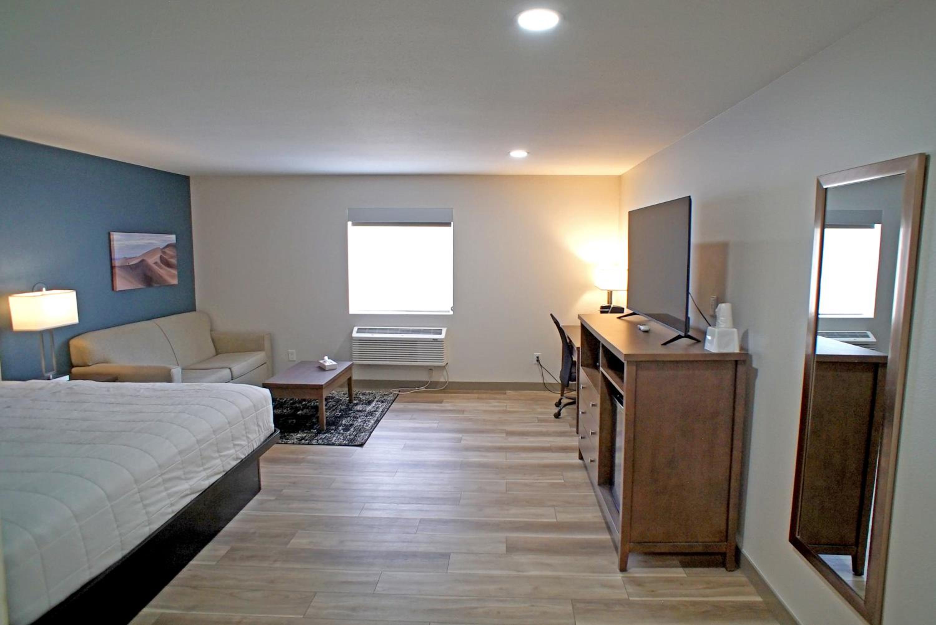 King Suite - Non-Smoking - Photo 5