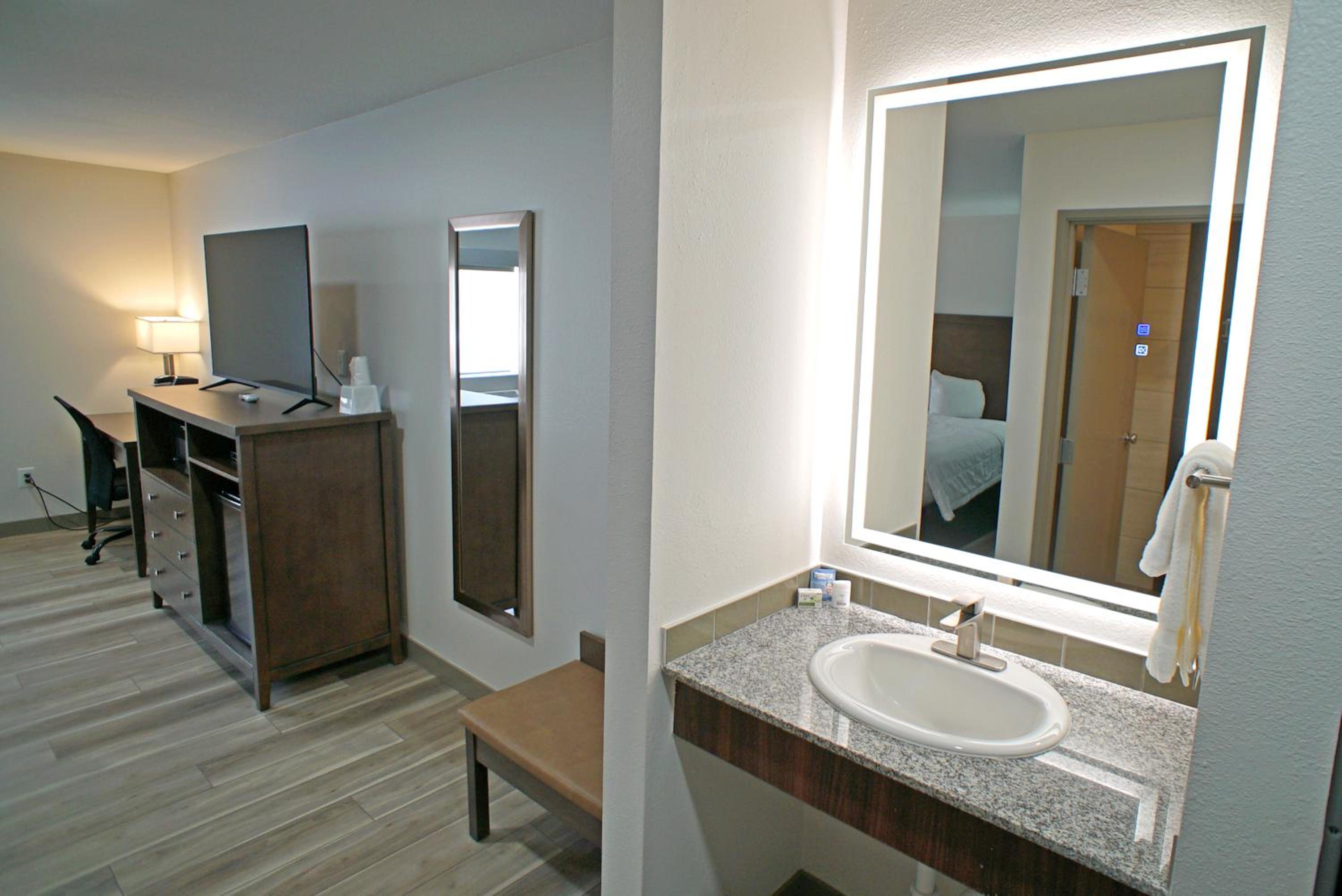 King Suite - Non-Smoking - Photo 9