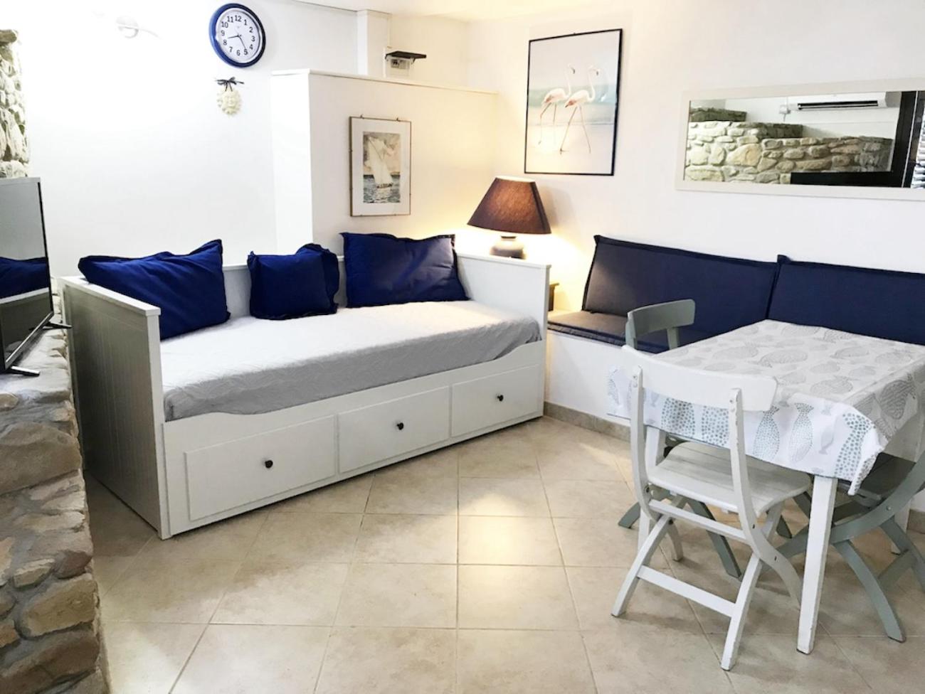 One-Bedroom House photo 1