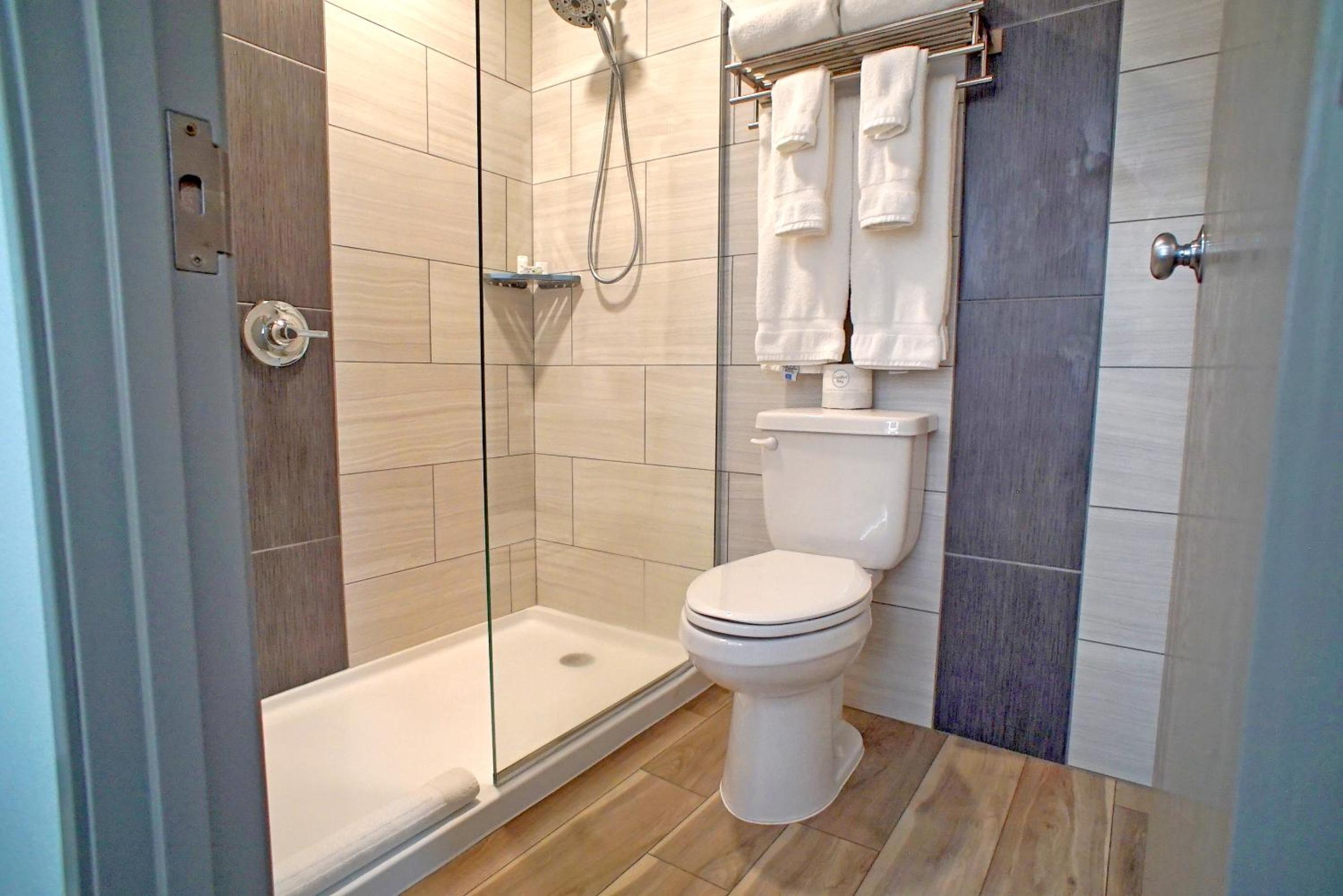 King Suite - Non-Smoking - Photo 7