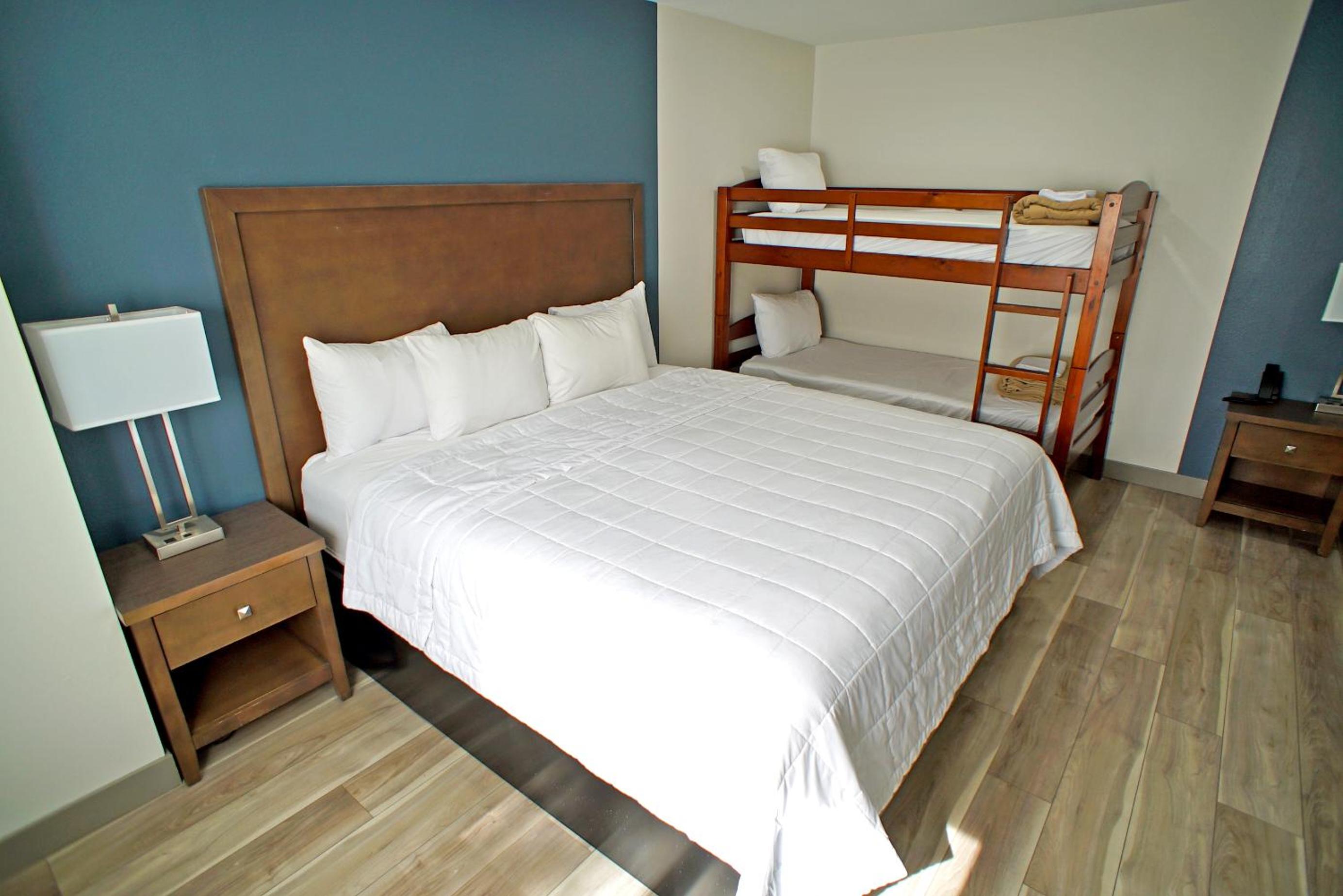 Suite with One King and One Twin Bed - Non-Smoking - Photo 5