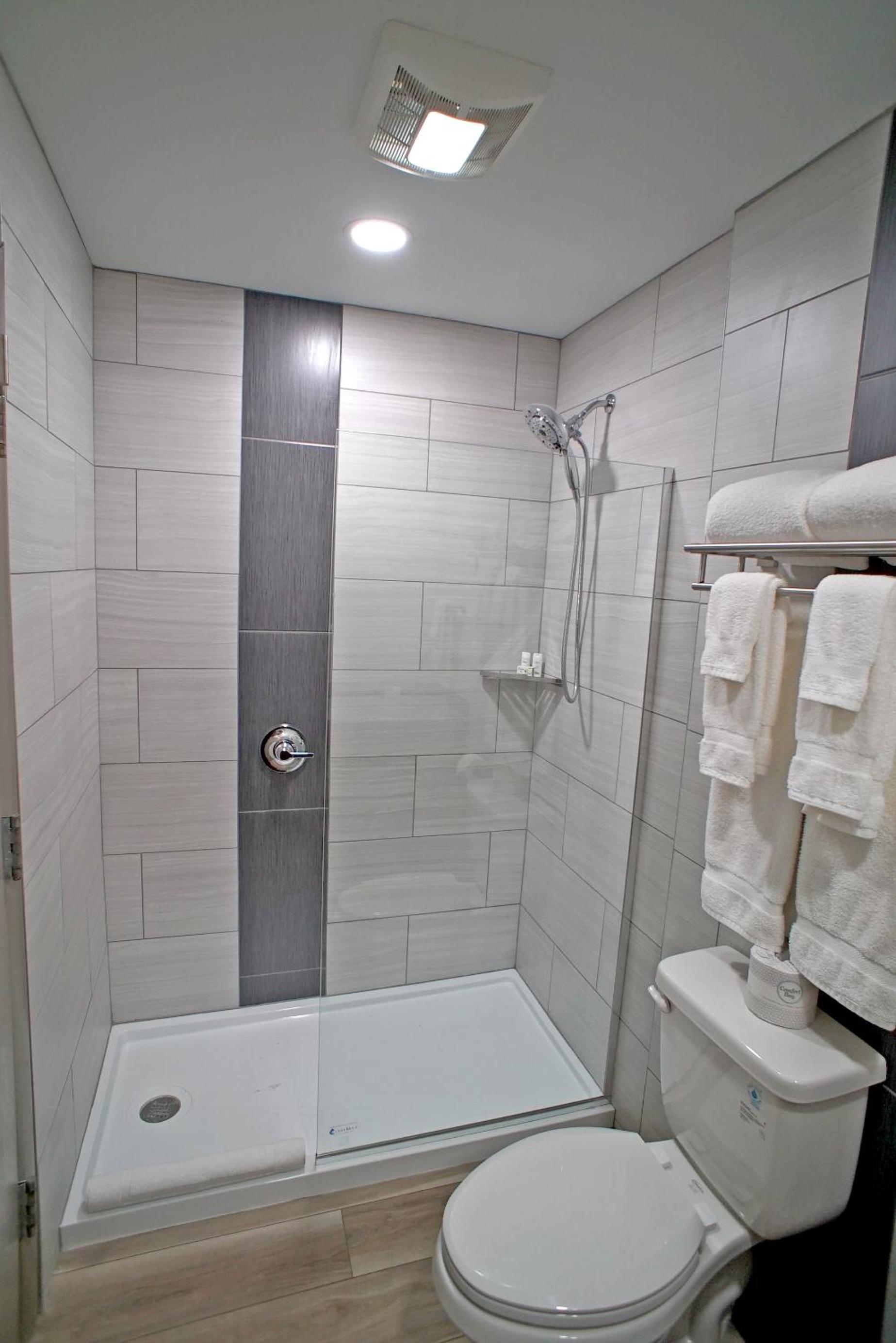 Suite with One King and One Twin Bed - Non-Smoking - Photo 4