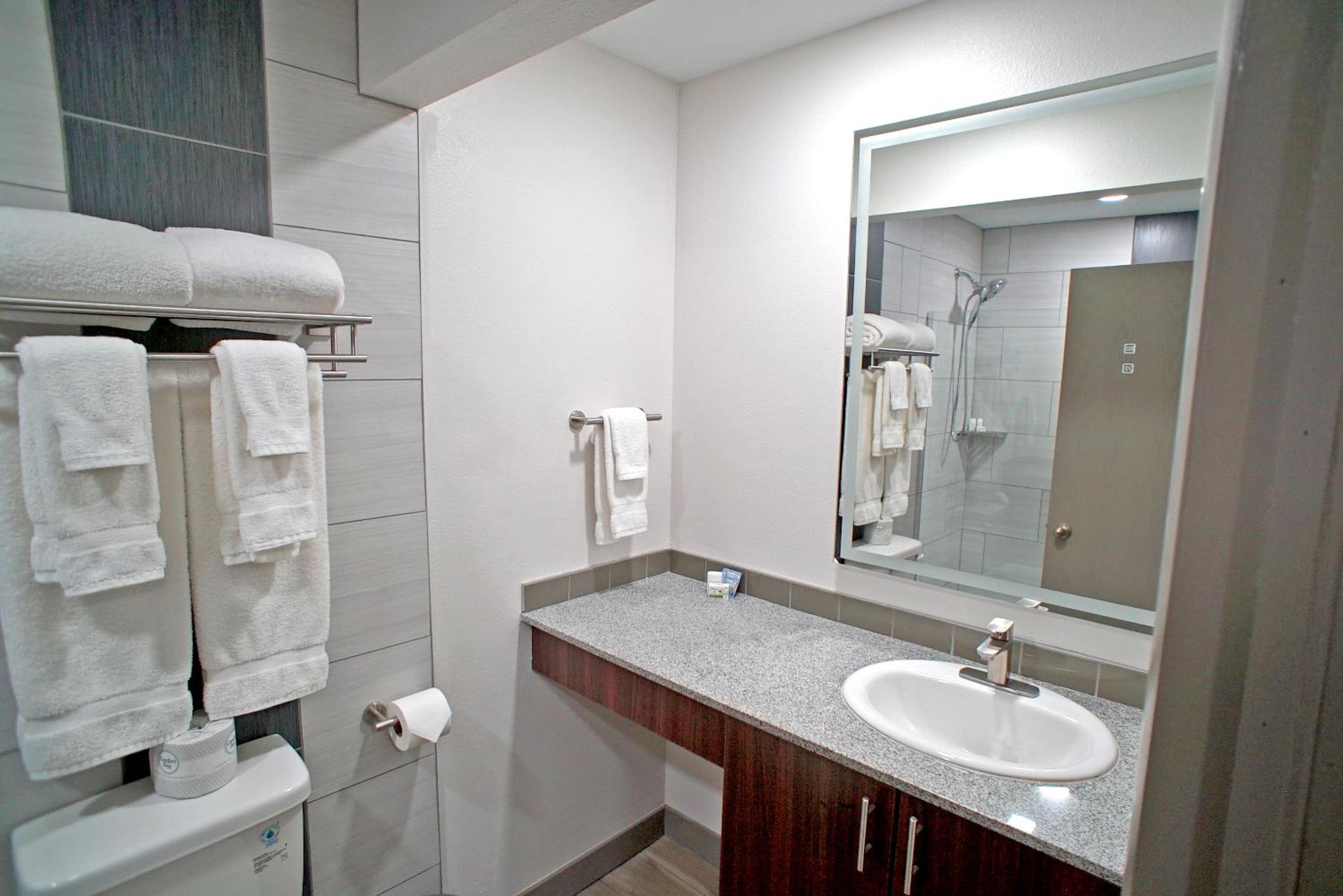Suite with One King and One Twin Bed - Non-Smoking - Photo 6