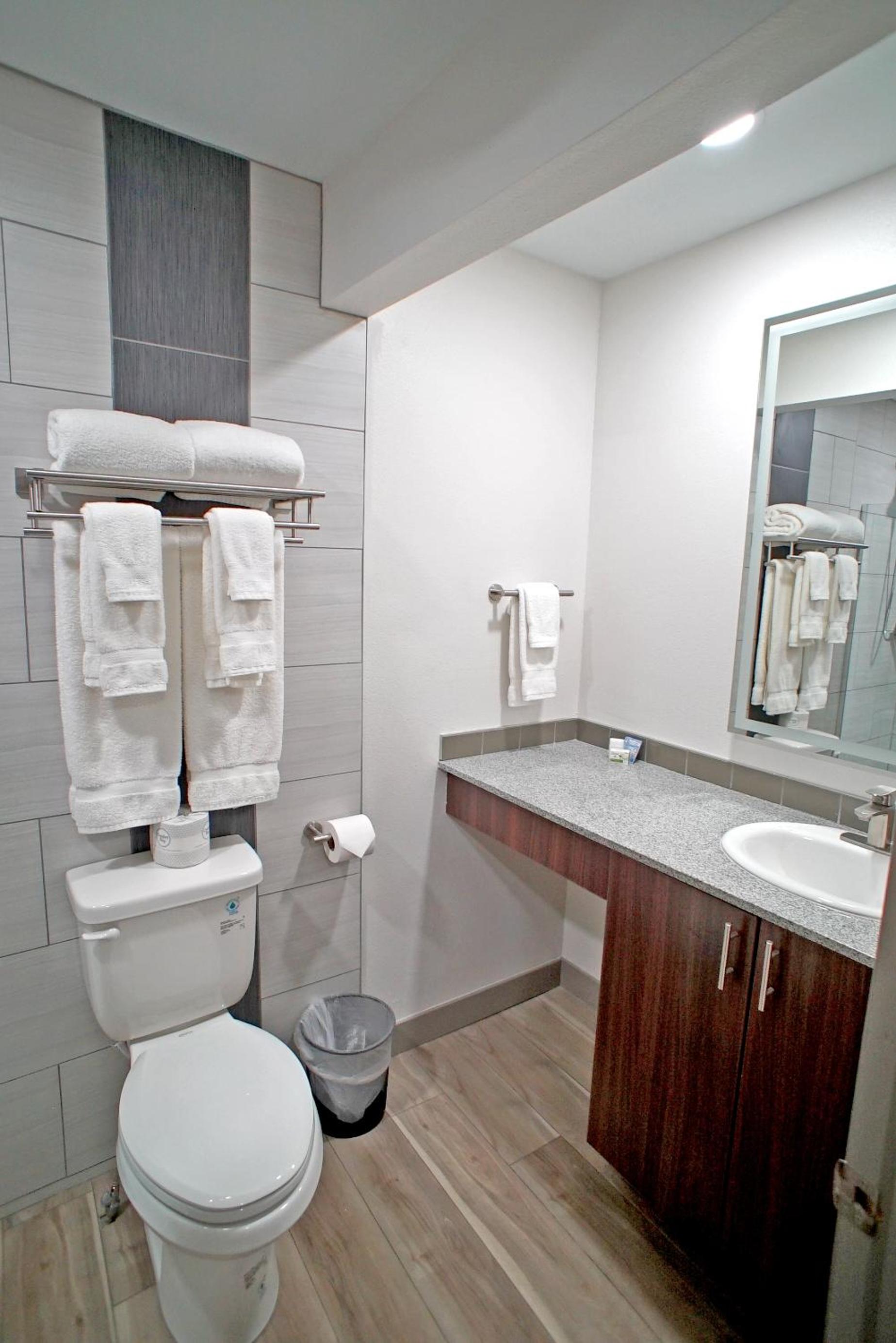 Suite with One King and One Twin Bed - Non-Smoking - Photo 2