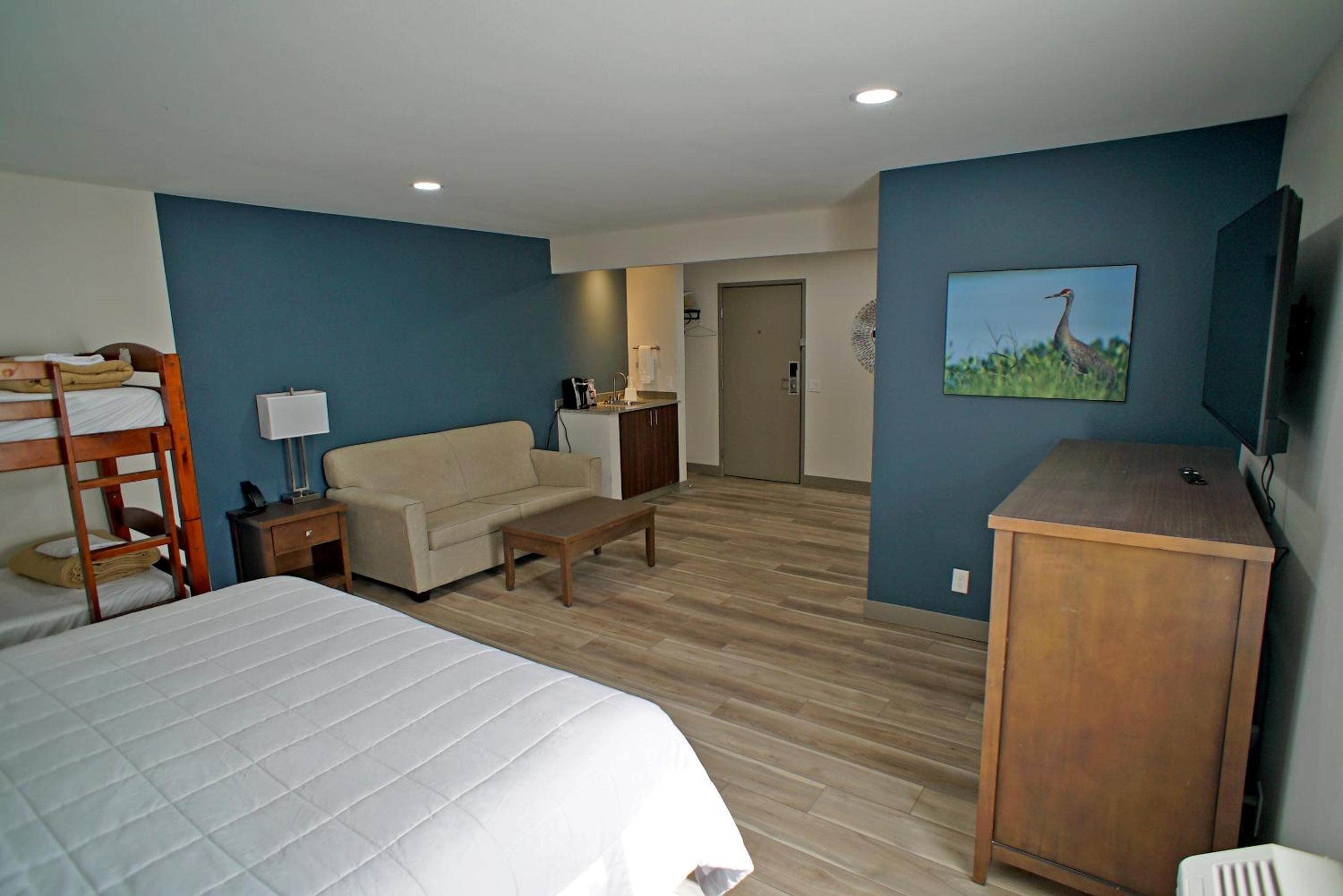 Suite with One King and One Twin Bed - Non-Smoking - Photo 8