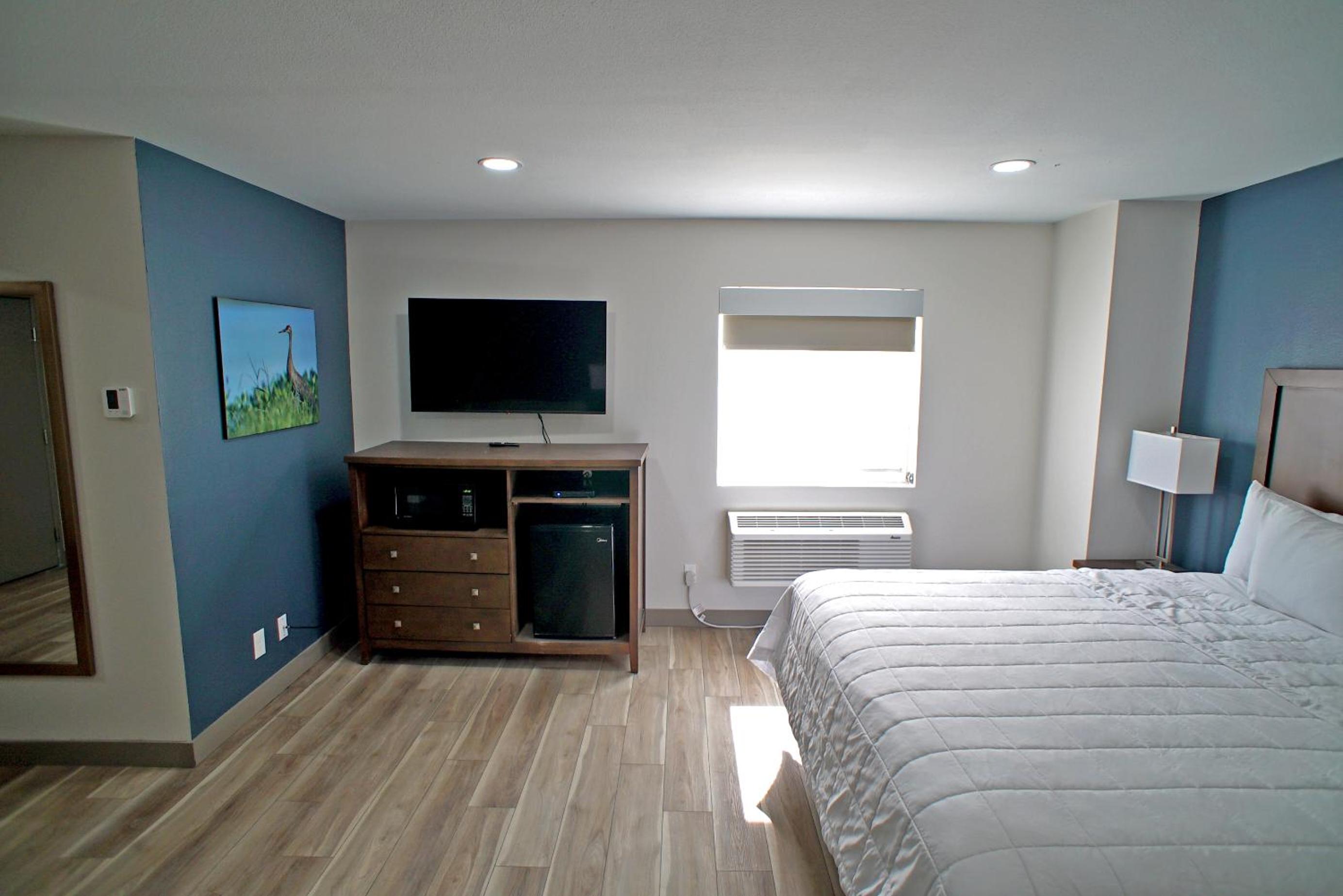 Suite with One King and One Twin Bed - Non-Smoking - Photo 7