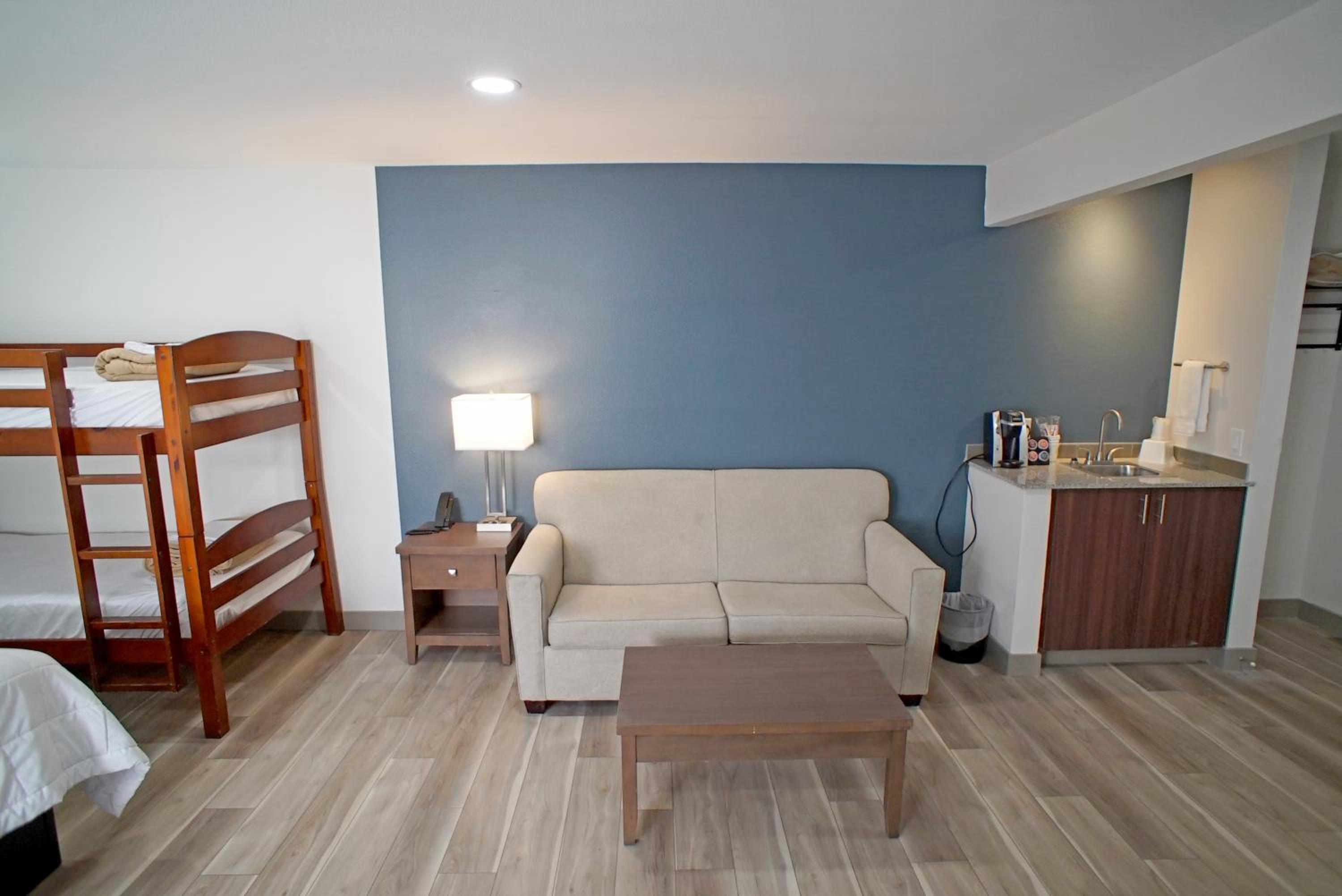 Suite with One King and One Twin Bed - Non-Smoking - Photo 9