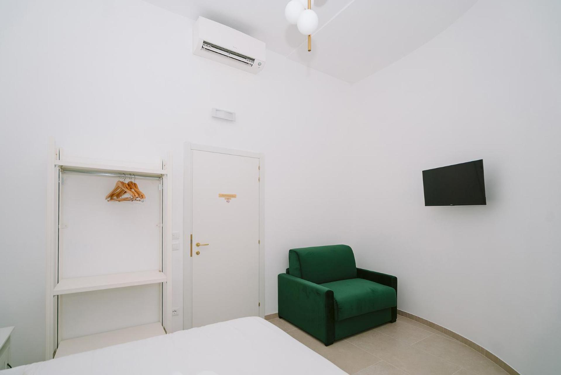 Double Room with Private External Bathroom photo 2