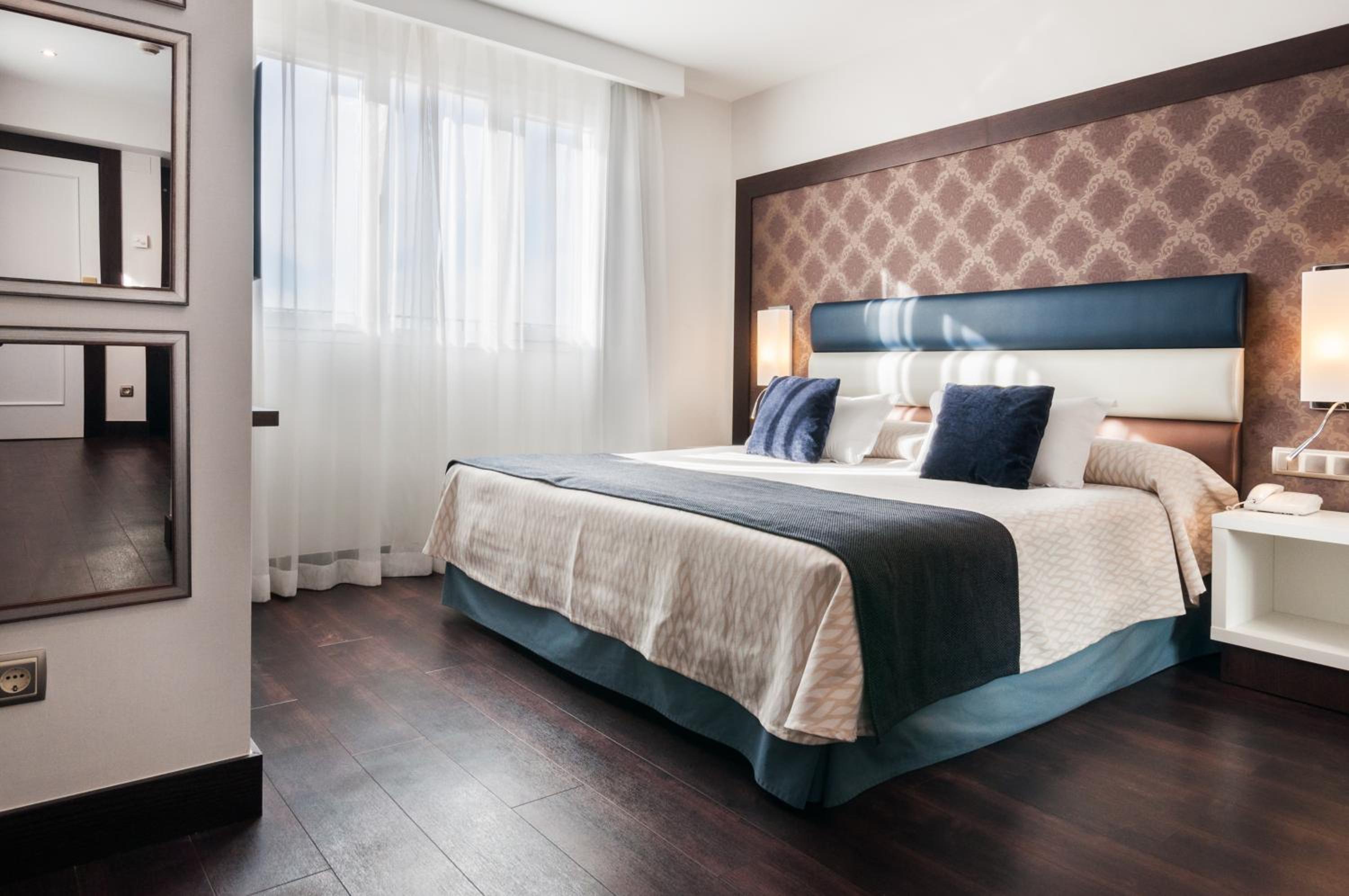 Deluxe Double or Twin Room - Photo 5