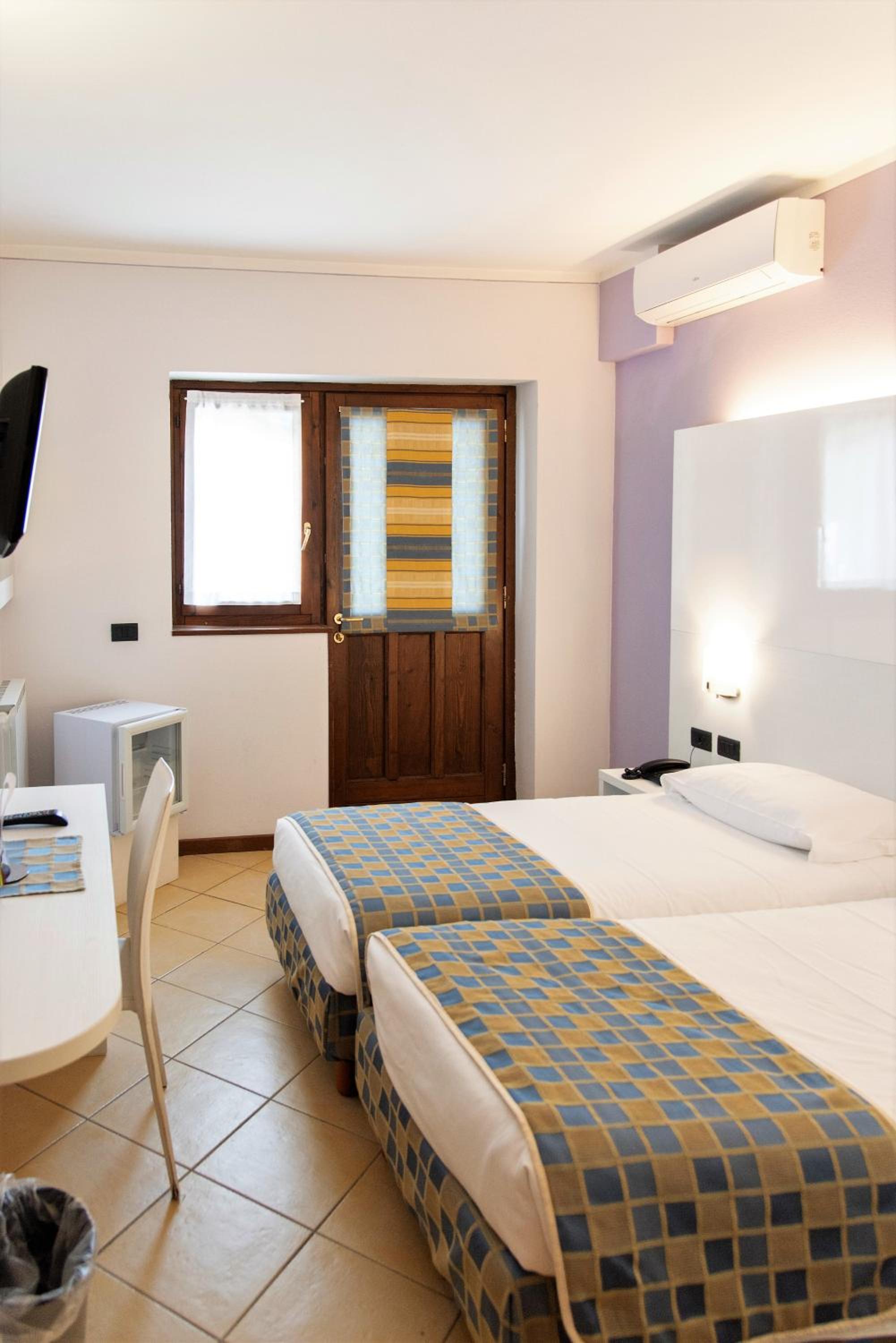 Double or Twin Room - Photo 8