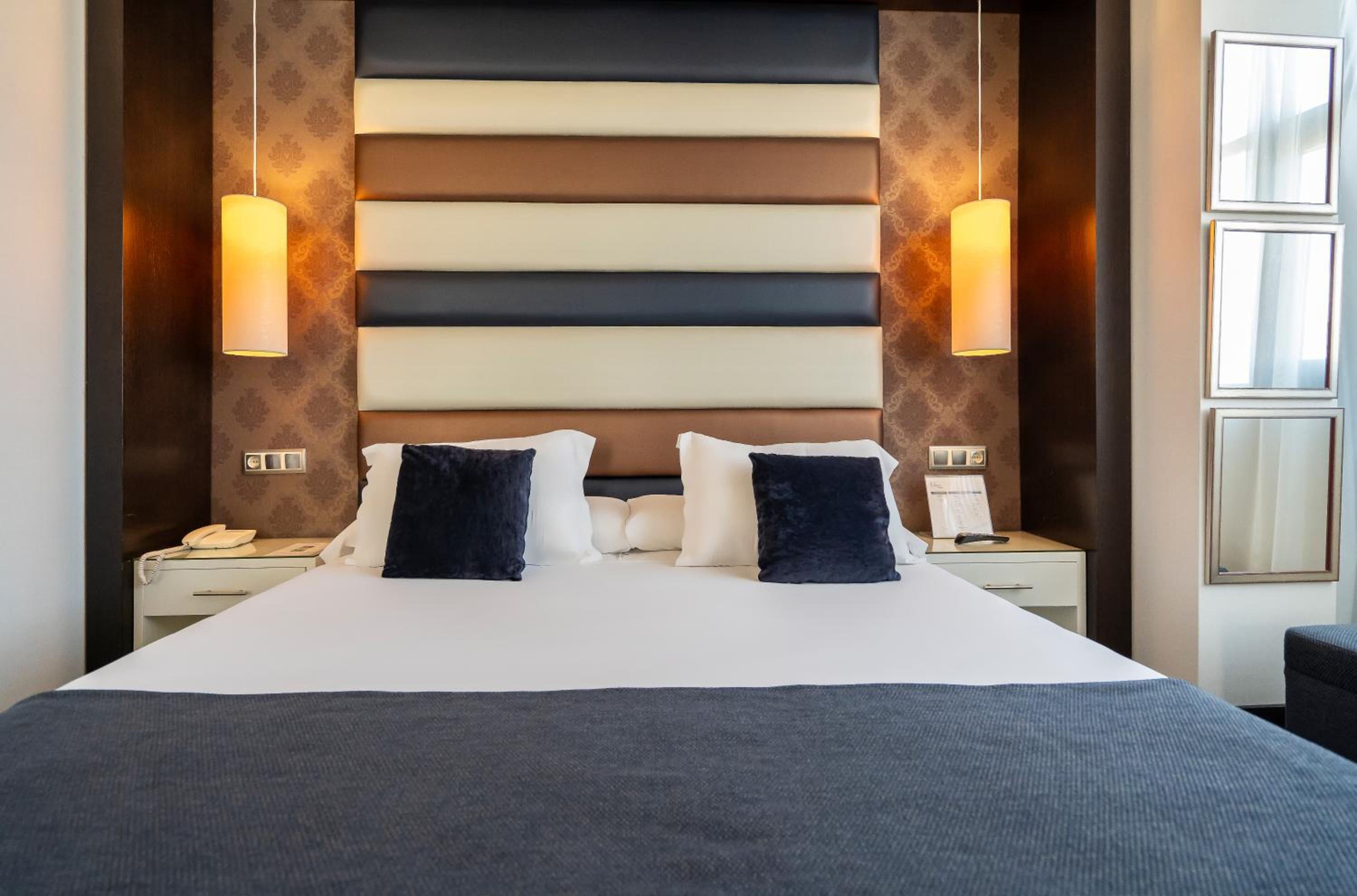 Deluxe Double or Twin Room - Photo 8