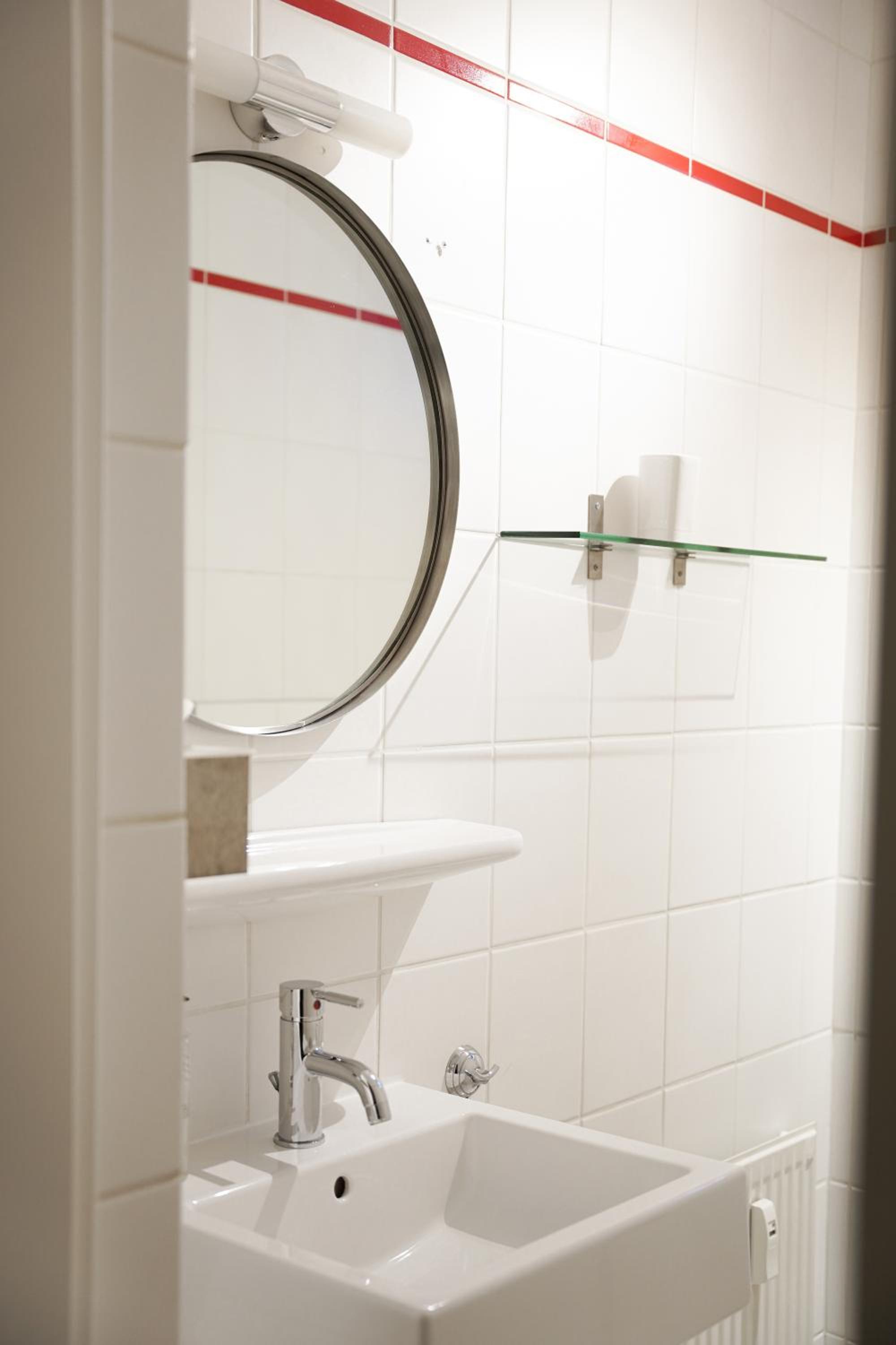 Twin Room with Shared Bathroom photo 3