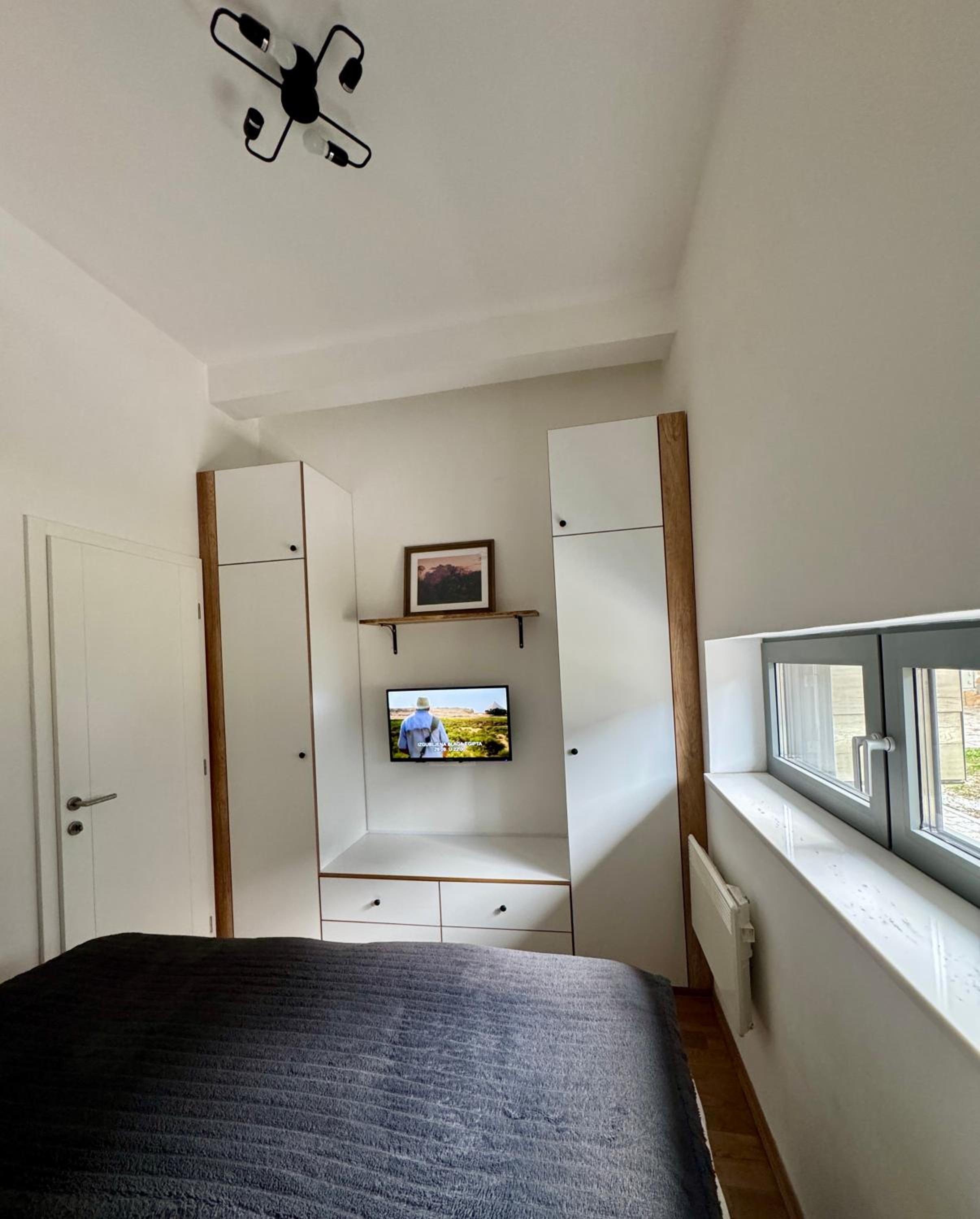 One-Bedroom Apartment photo 1