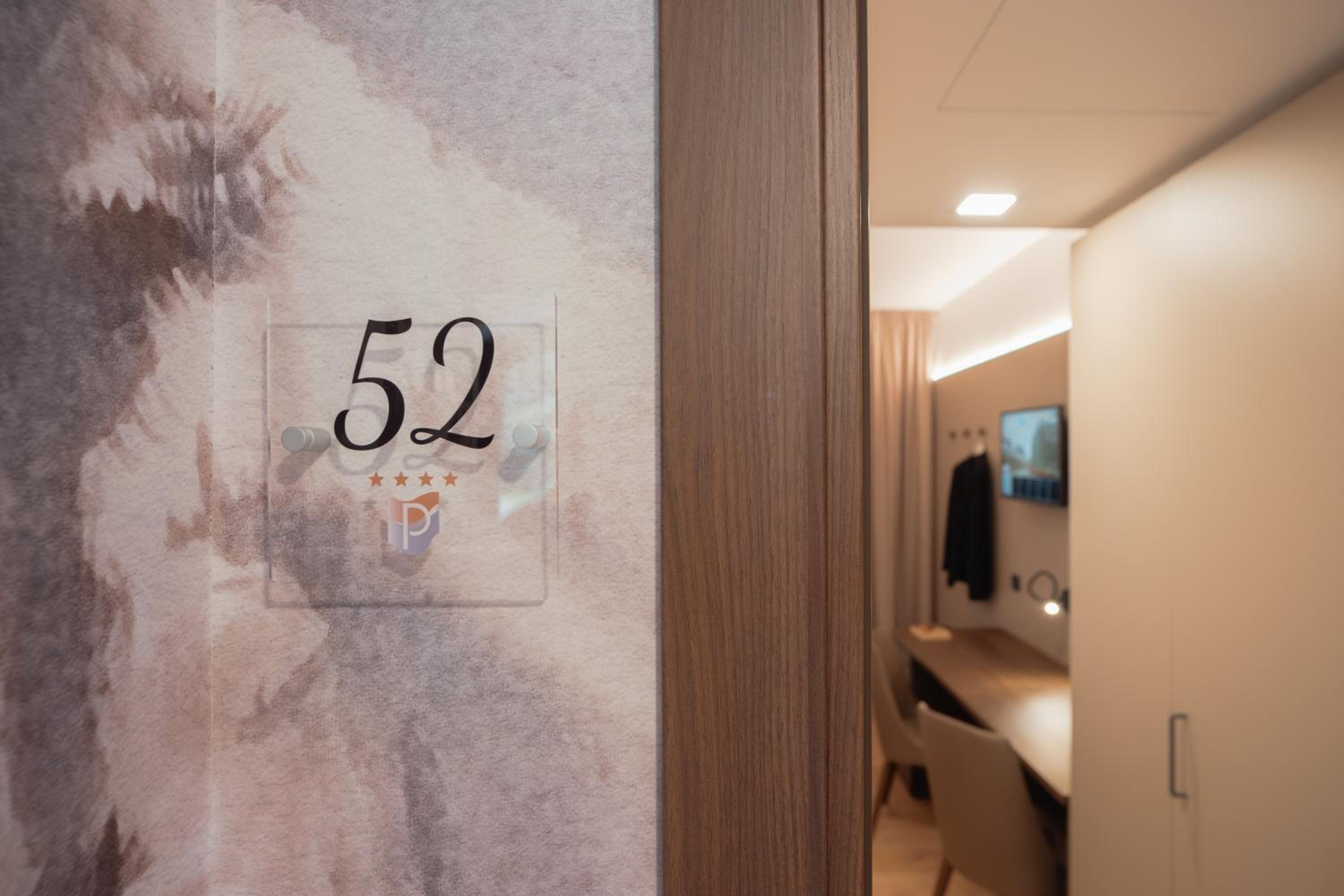 Deluxe Room - Photo 4