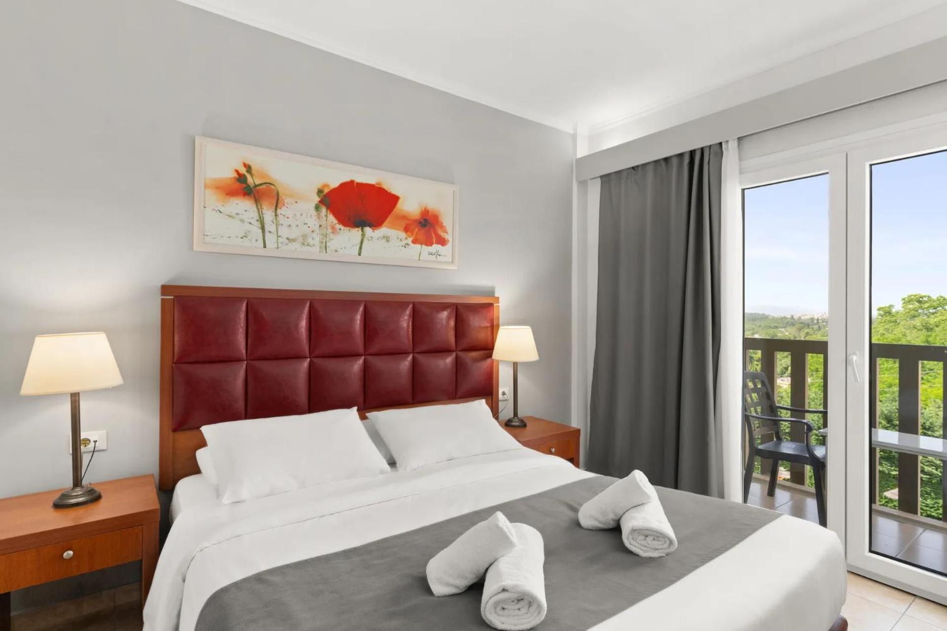 Double Room with Mountain or Pool View - Photo 3