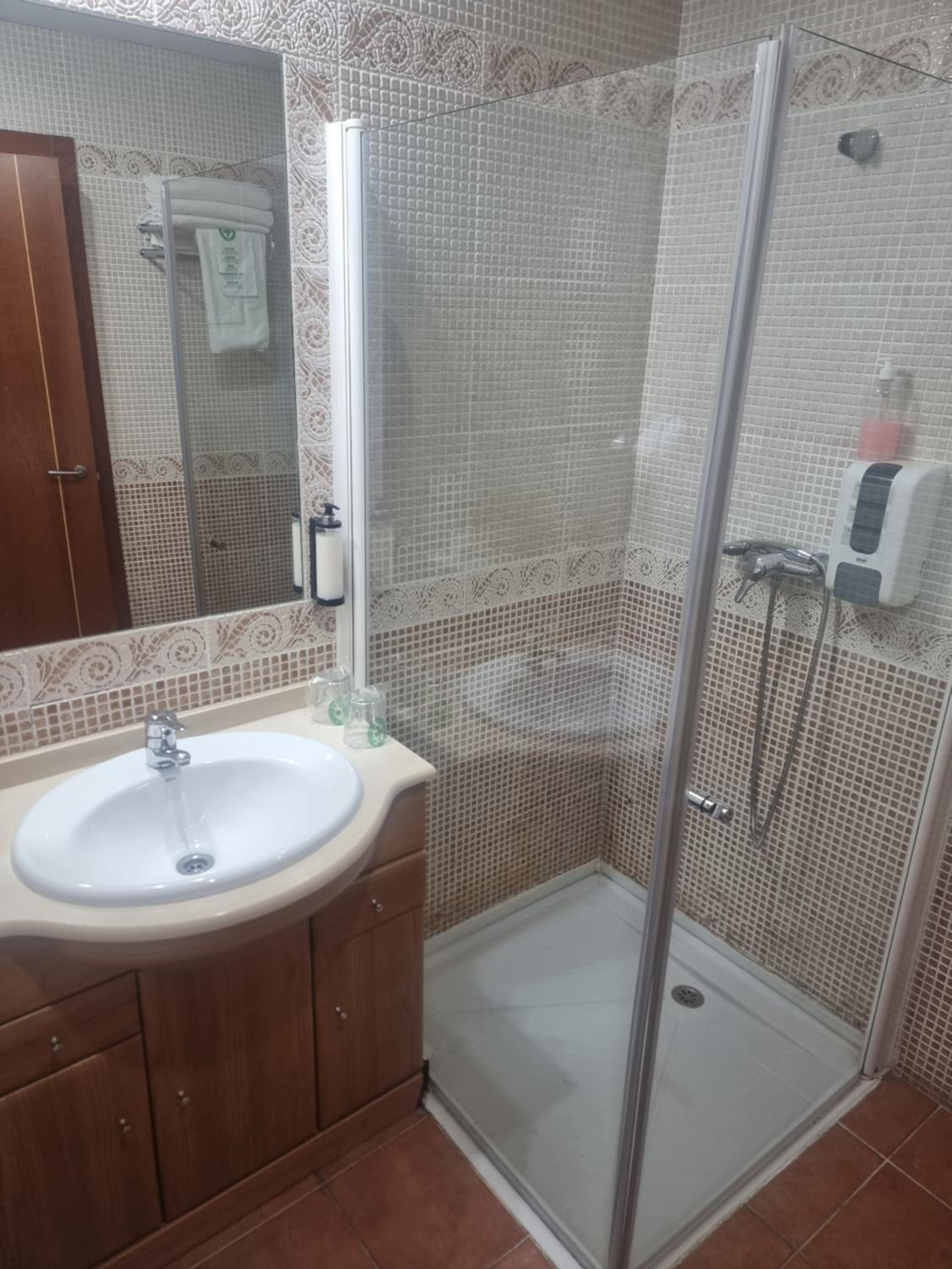 Double or Twin Room with City View - Photo 4
