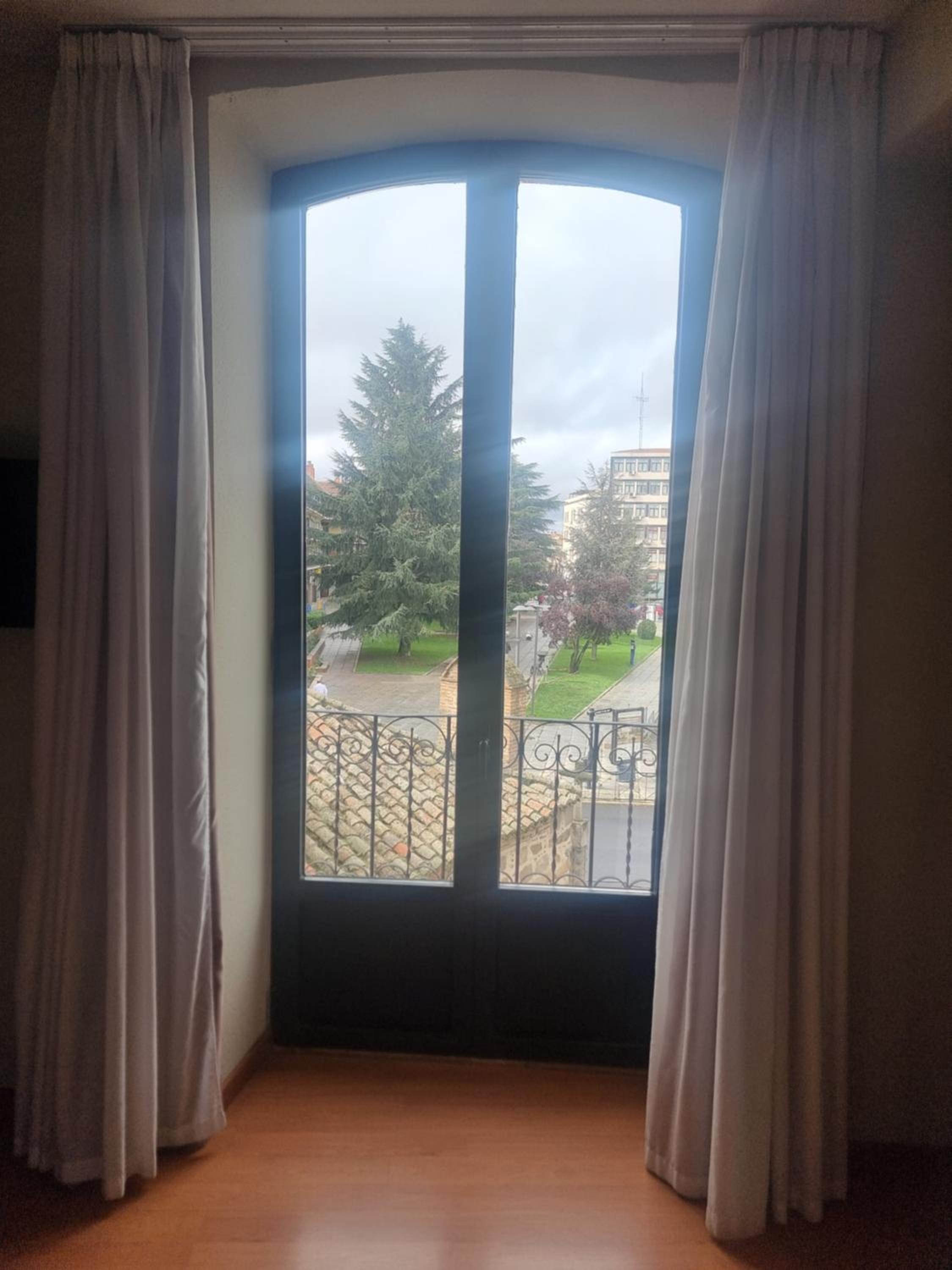 Double or Twin Room with City View - Photo 2