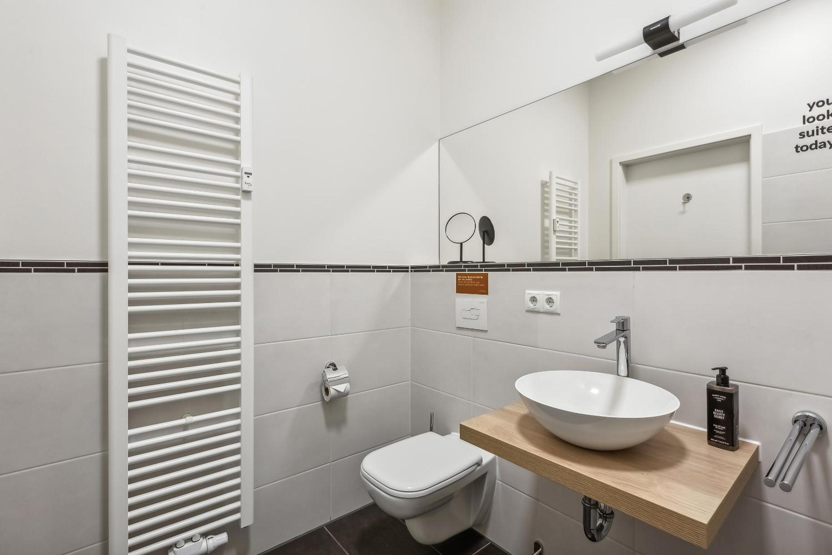 Suite - Photo 5