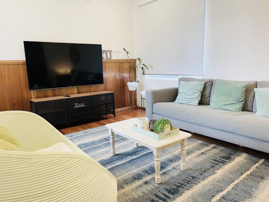 Three-Bedroom House photo 3