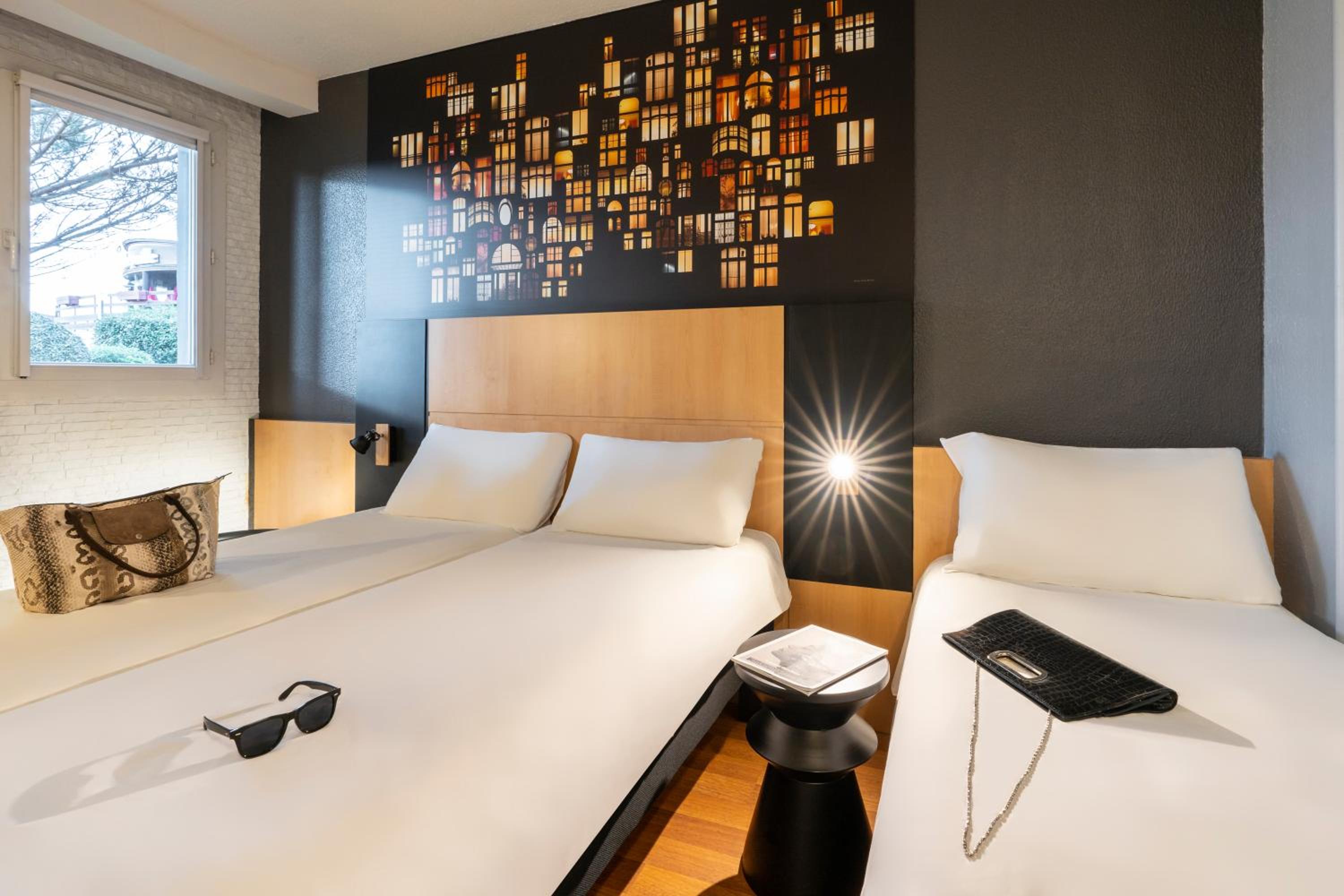 Standard Room with One Double Bed and One Single Bed - Photo 2