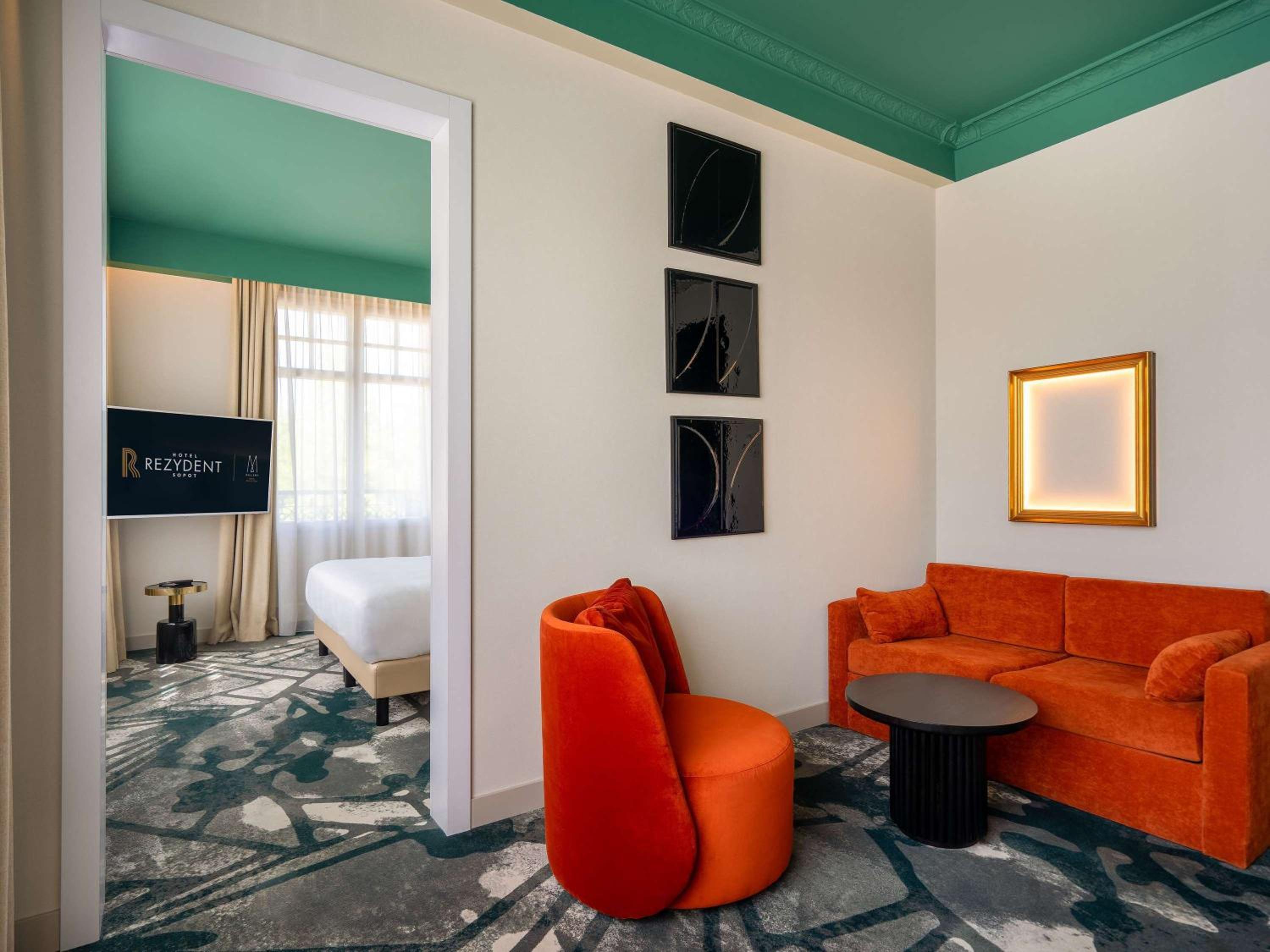 Junior King Suite with Sofa - Photo 5