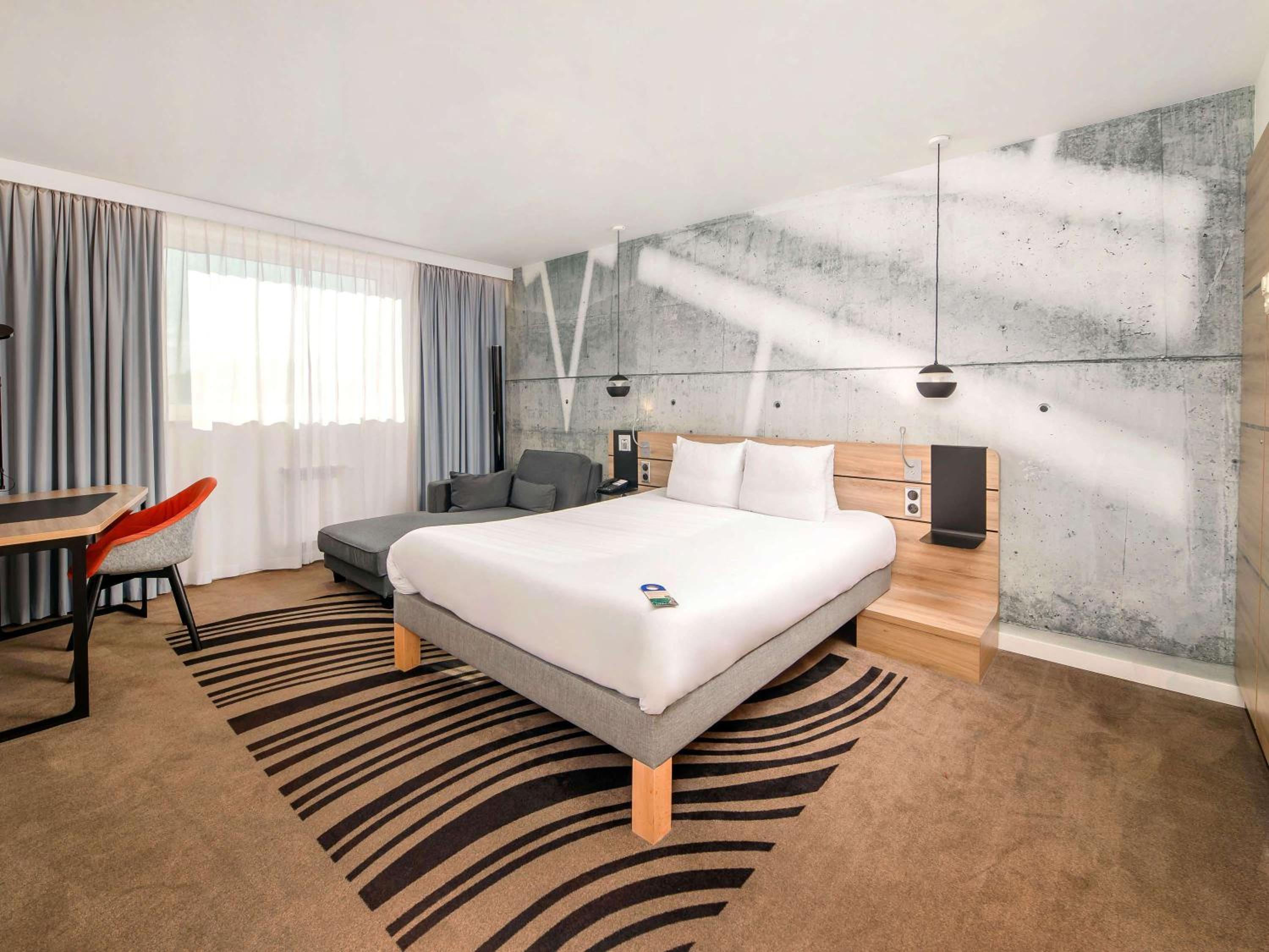 Superior Suite with Queen Bed and Kitchenette photo 1