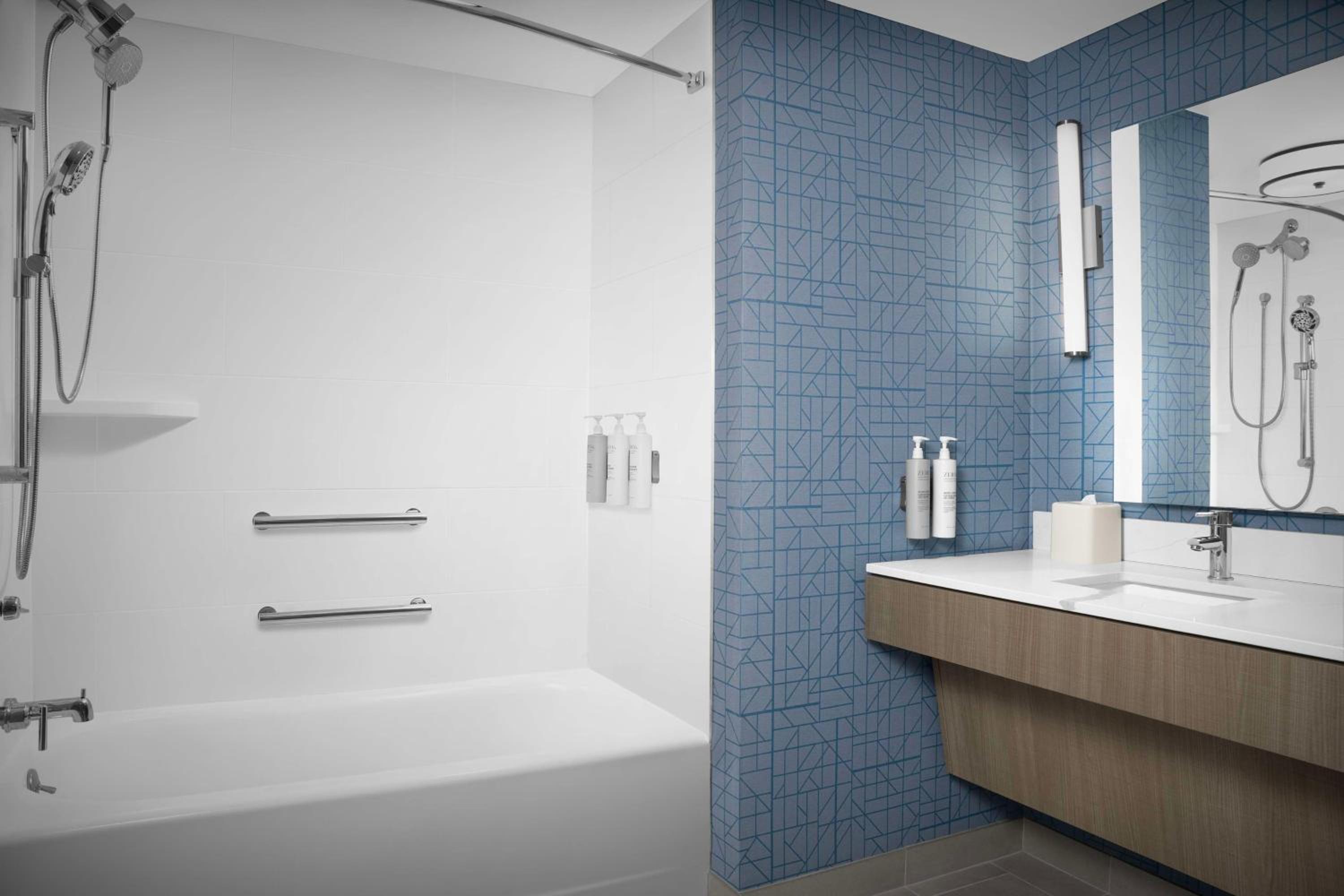 King Suite - Mobility/Hearing Access with Bath Tub photo 2
