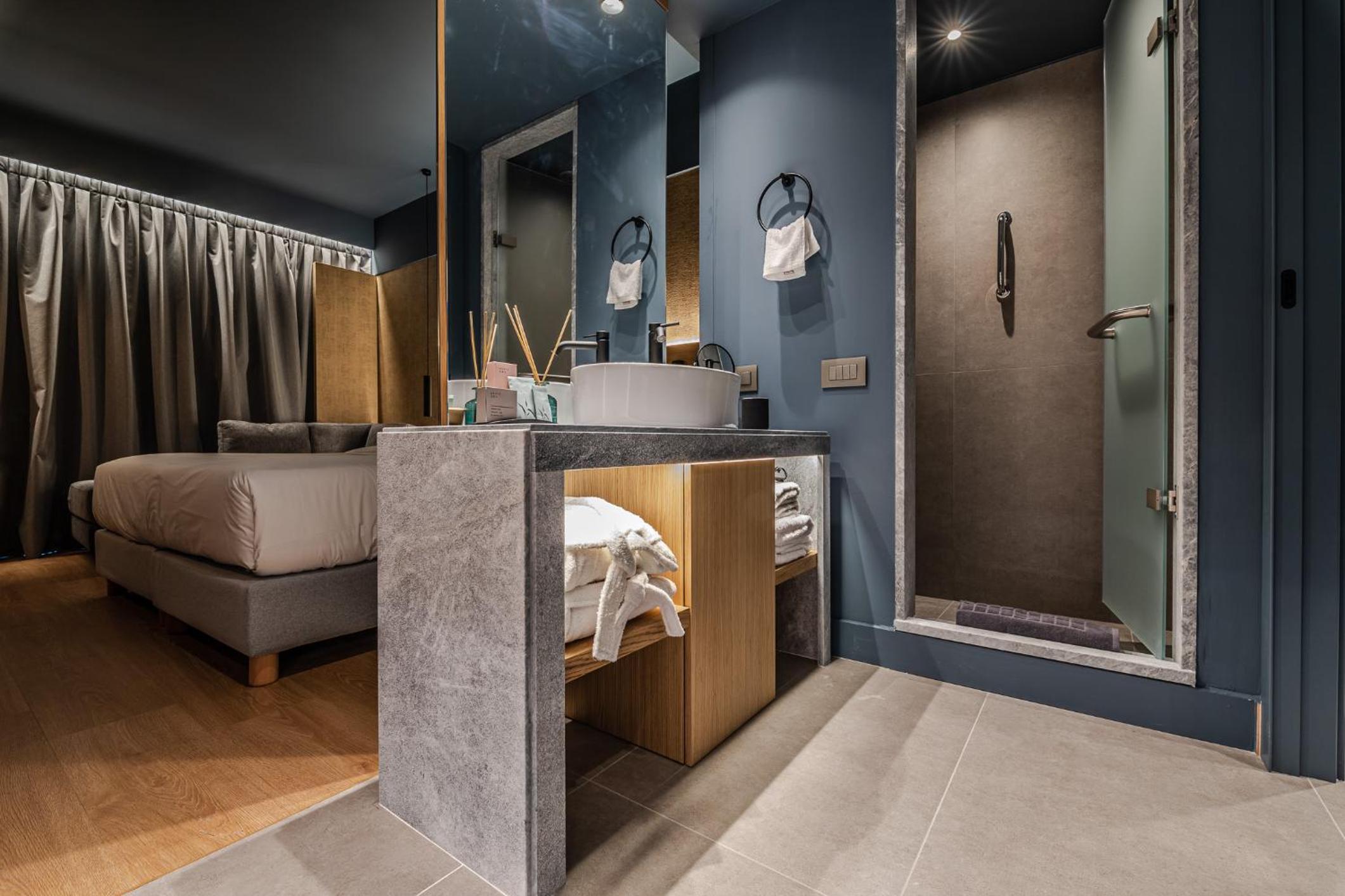 Double or Twin Room - Photo 9