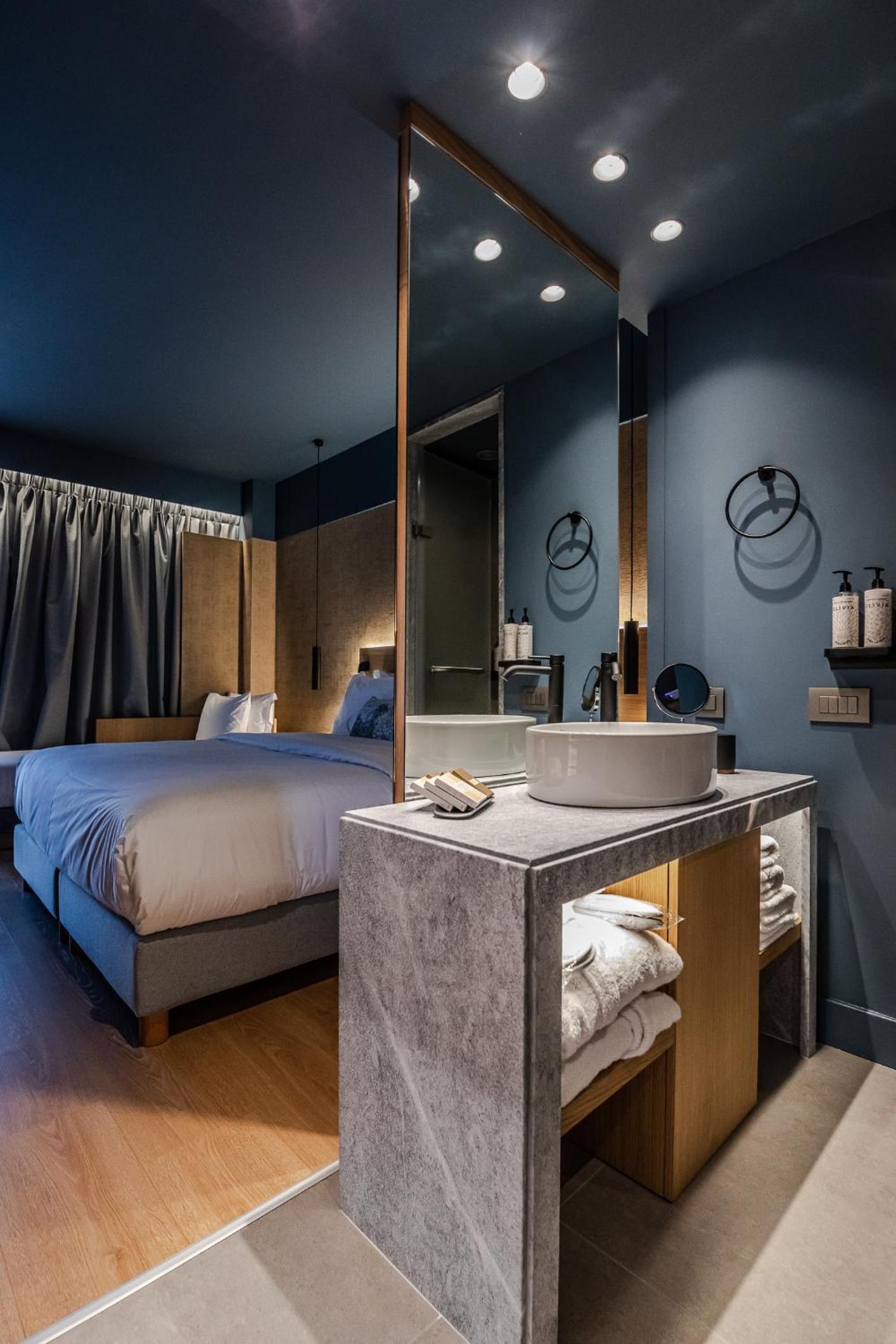 Double or Twin Room - Photo 8