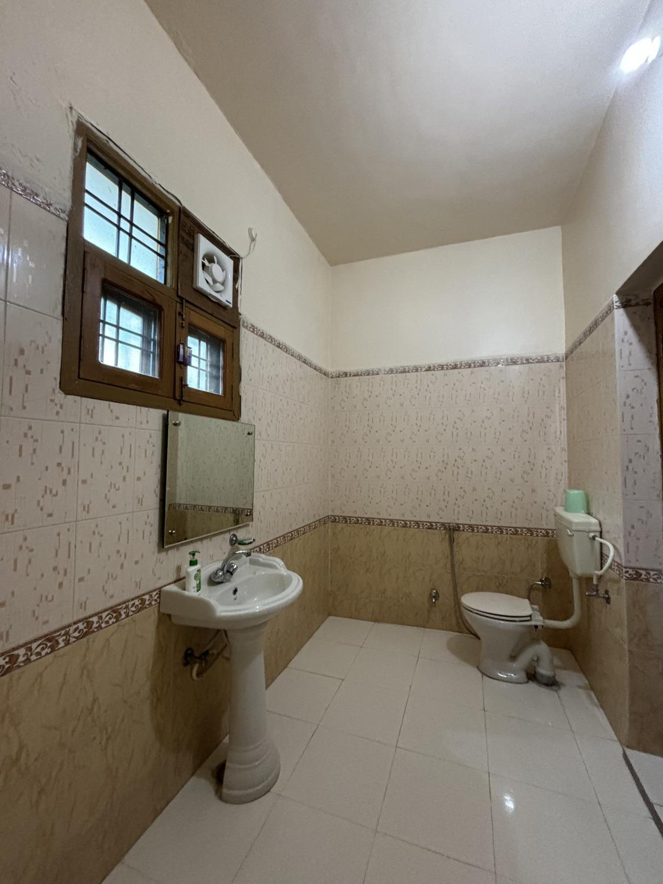Budget Double Room - Photo 14