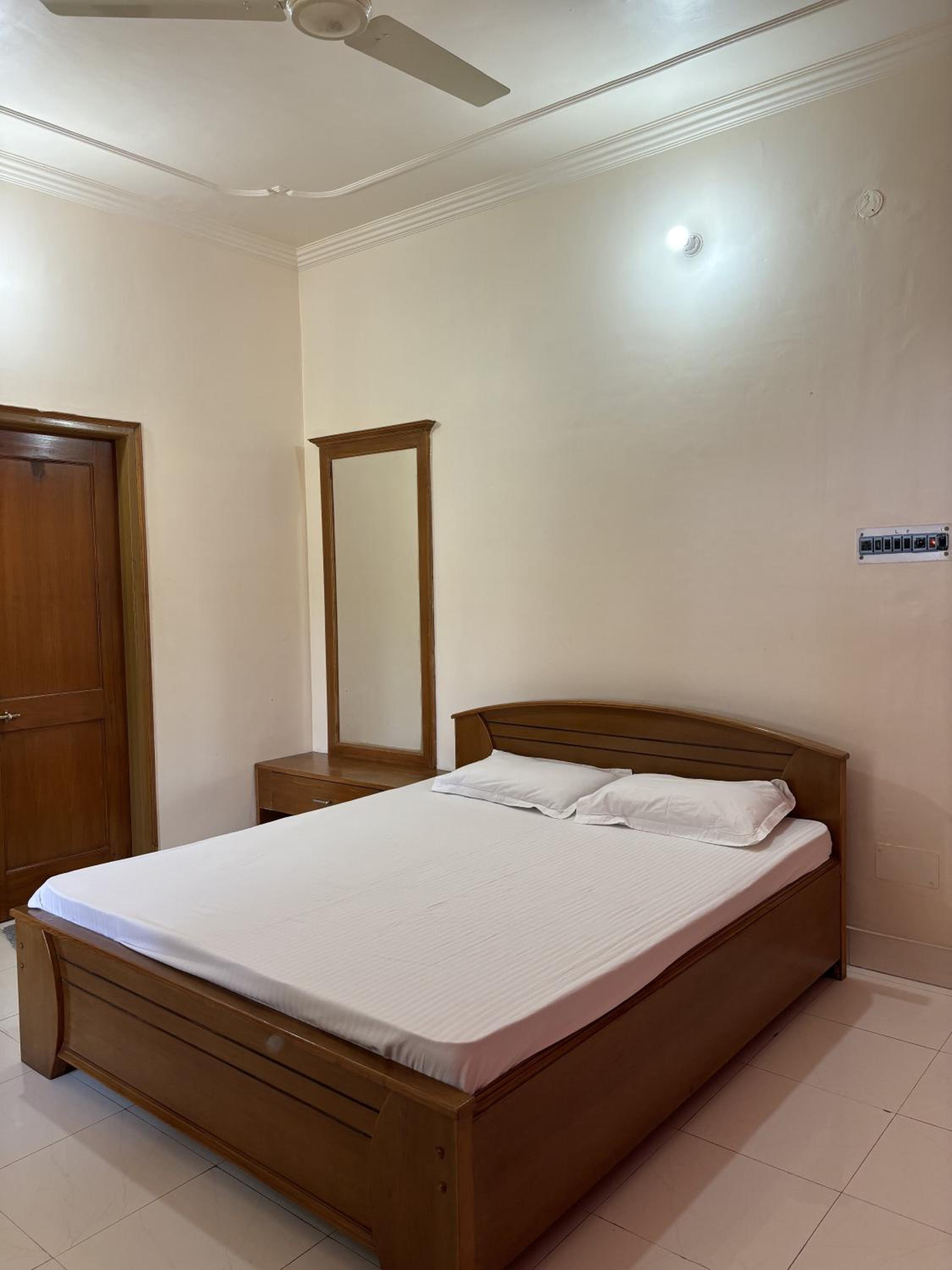 Budget Double Room - Photo 13