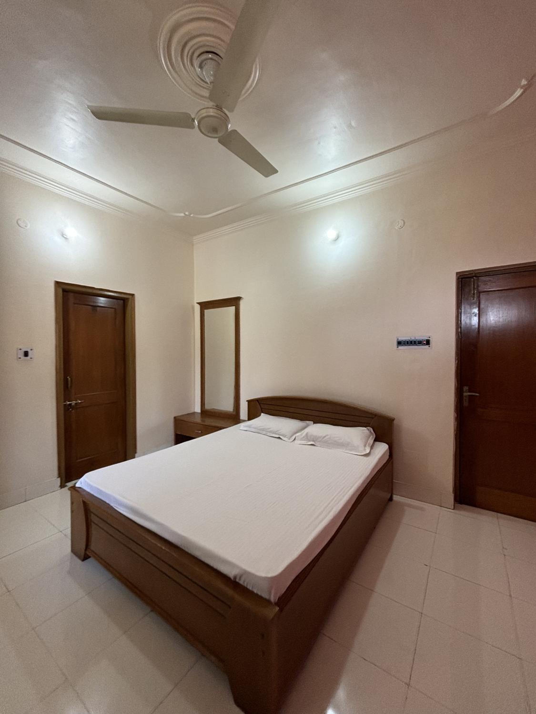 Budget Double Room - Photo 12
