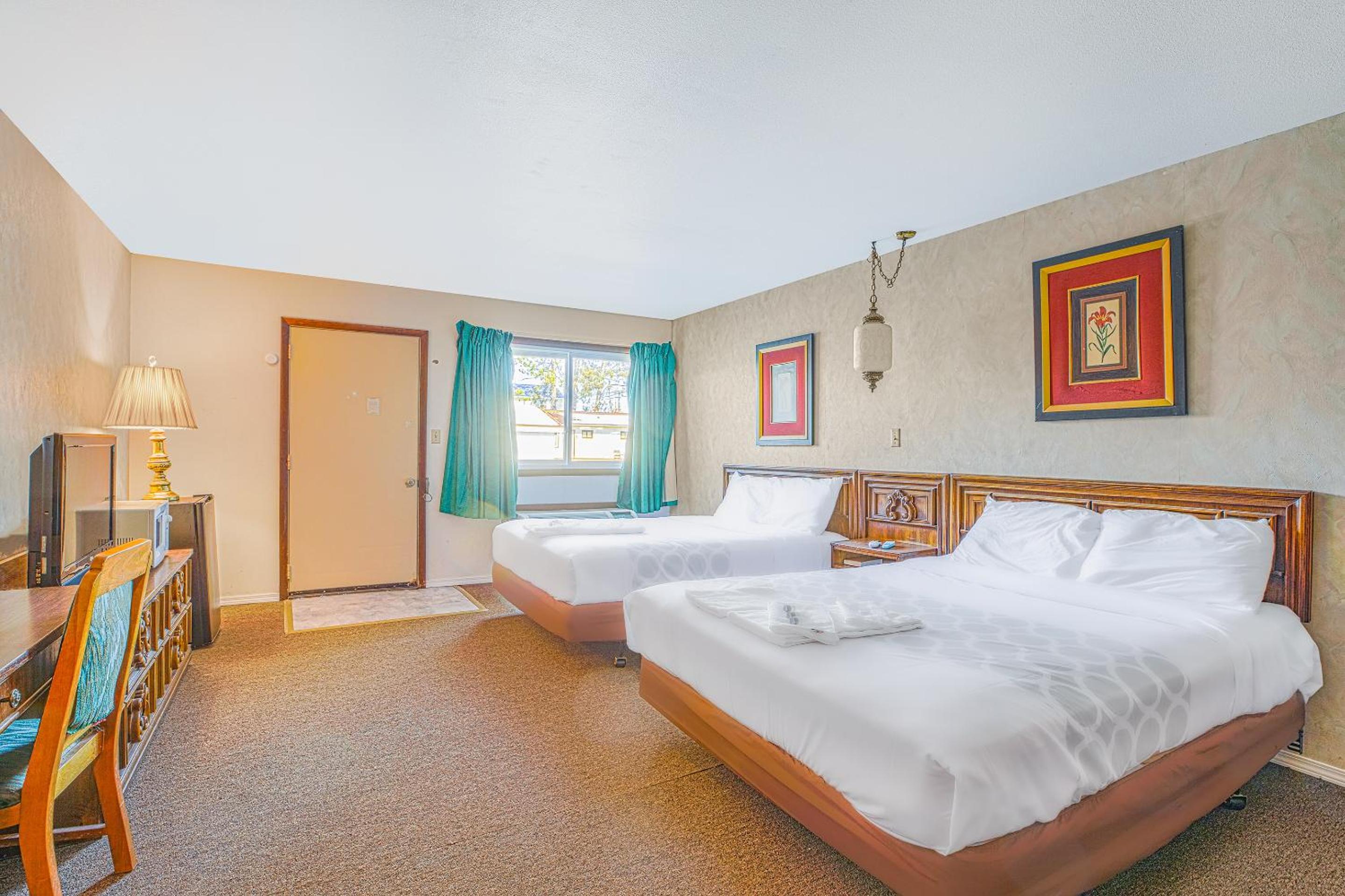 2 Queen Bed - Photo 1